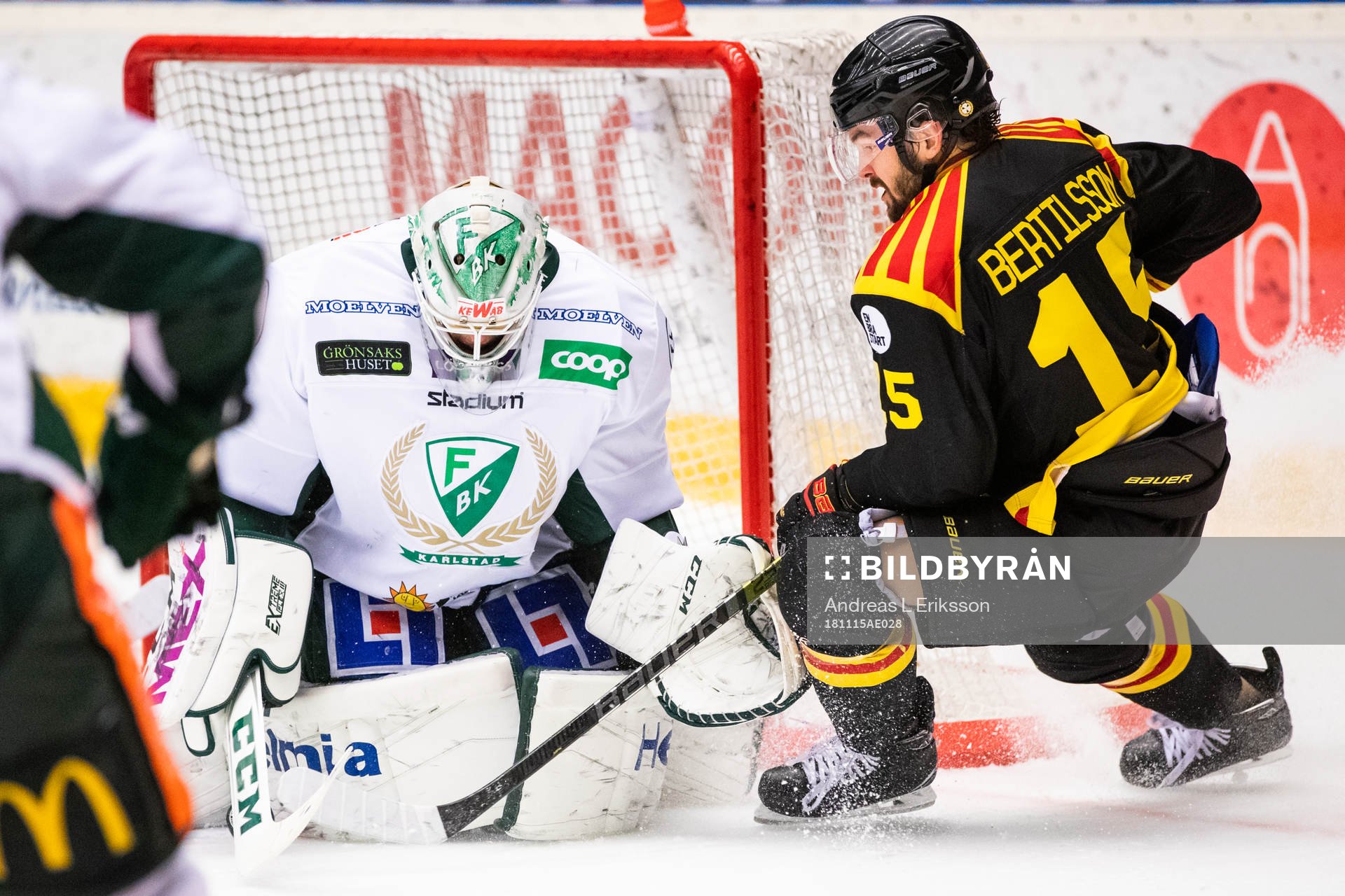 Brynäs Simon Bertilsson oroar framför Färjestads