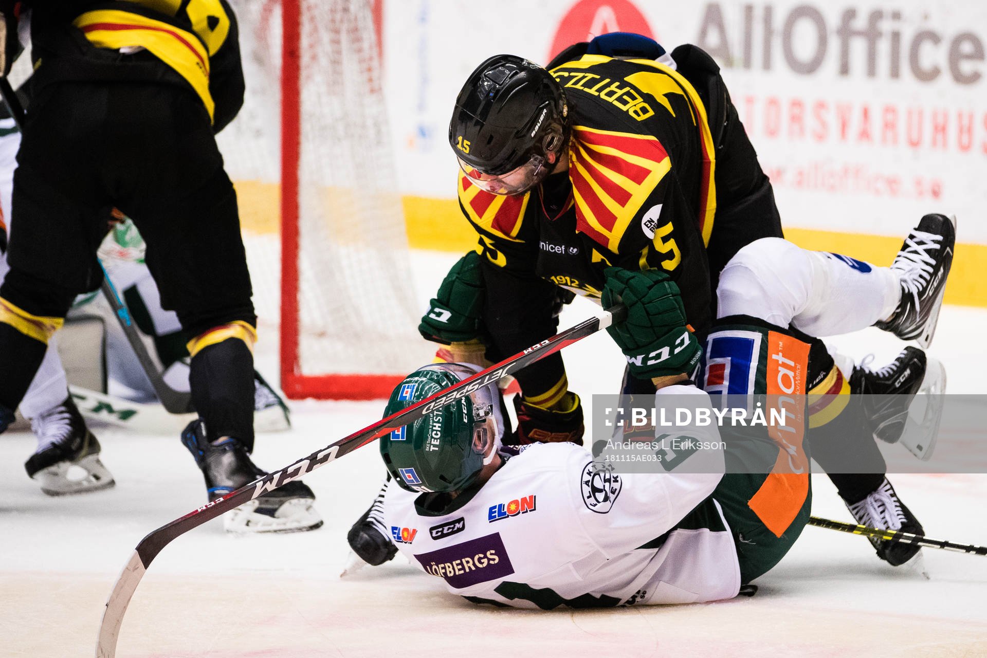 Brynäs Simon Bertilsson håller ner Färjestads Johan Ryno