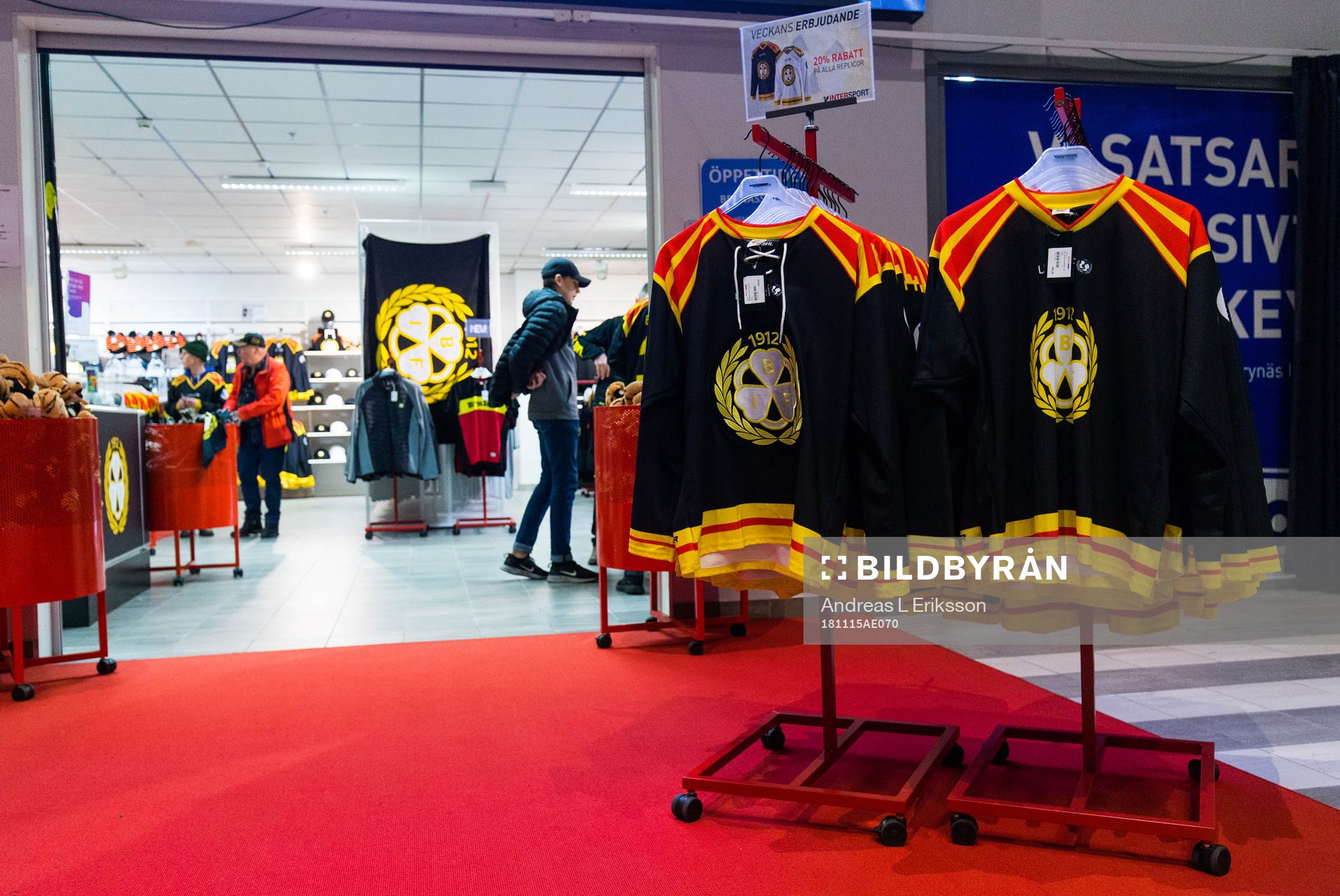 Brynäs matchtröjor hänger utanför Brynäs supportershop