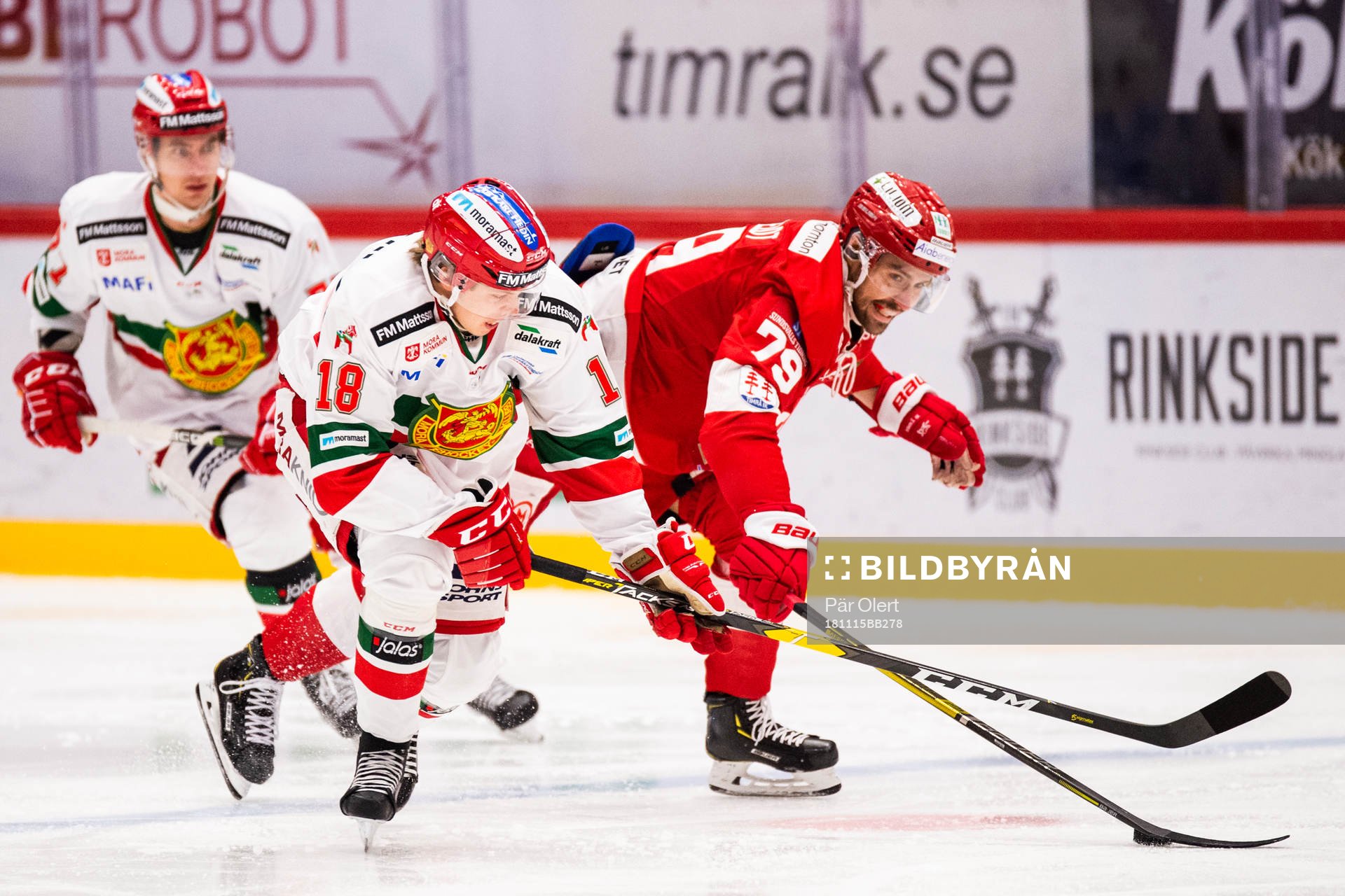 Moras Emil Aronsson och Timrås Ludvig Rensfeldt i kamp om