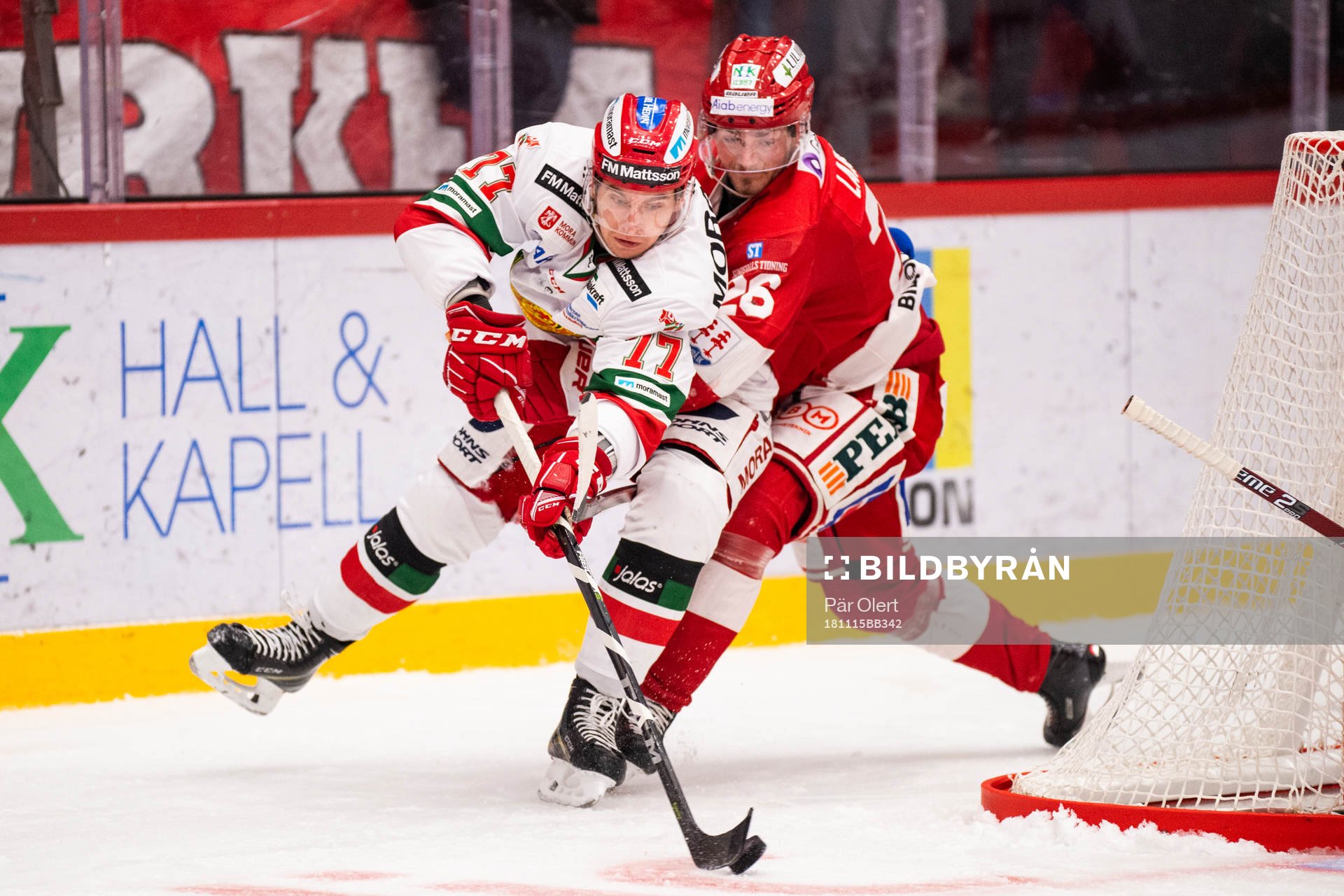 Moras Michael Keränen och Timrås Hampus Larsson i kamp om