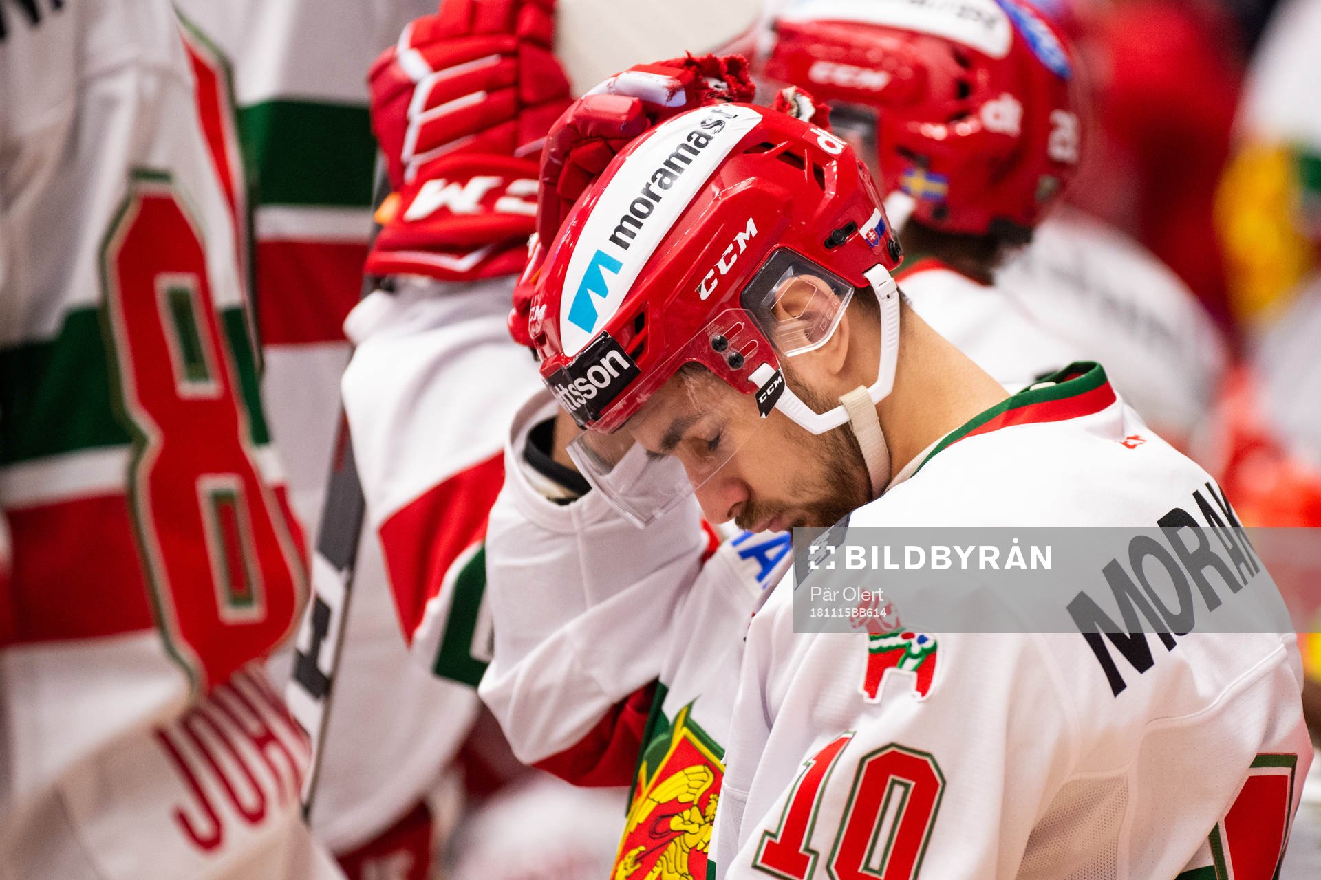Moras Matej Galbavy deppar §under ishockeymatchen i SHL
