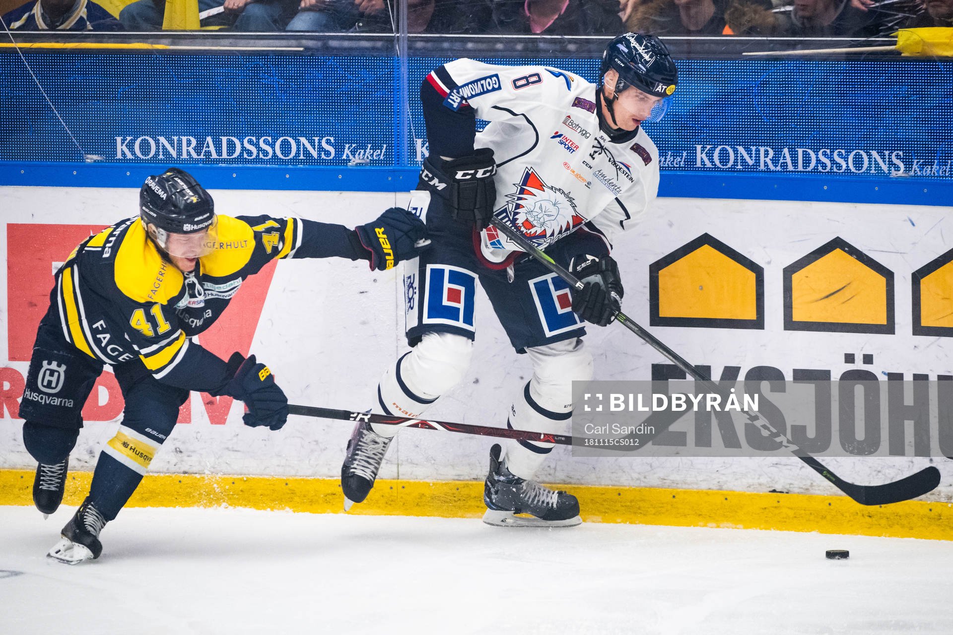 s Johan Johnsson och Linköpings Viktor Svedberg i kamp om