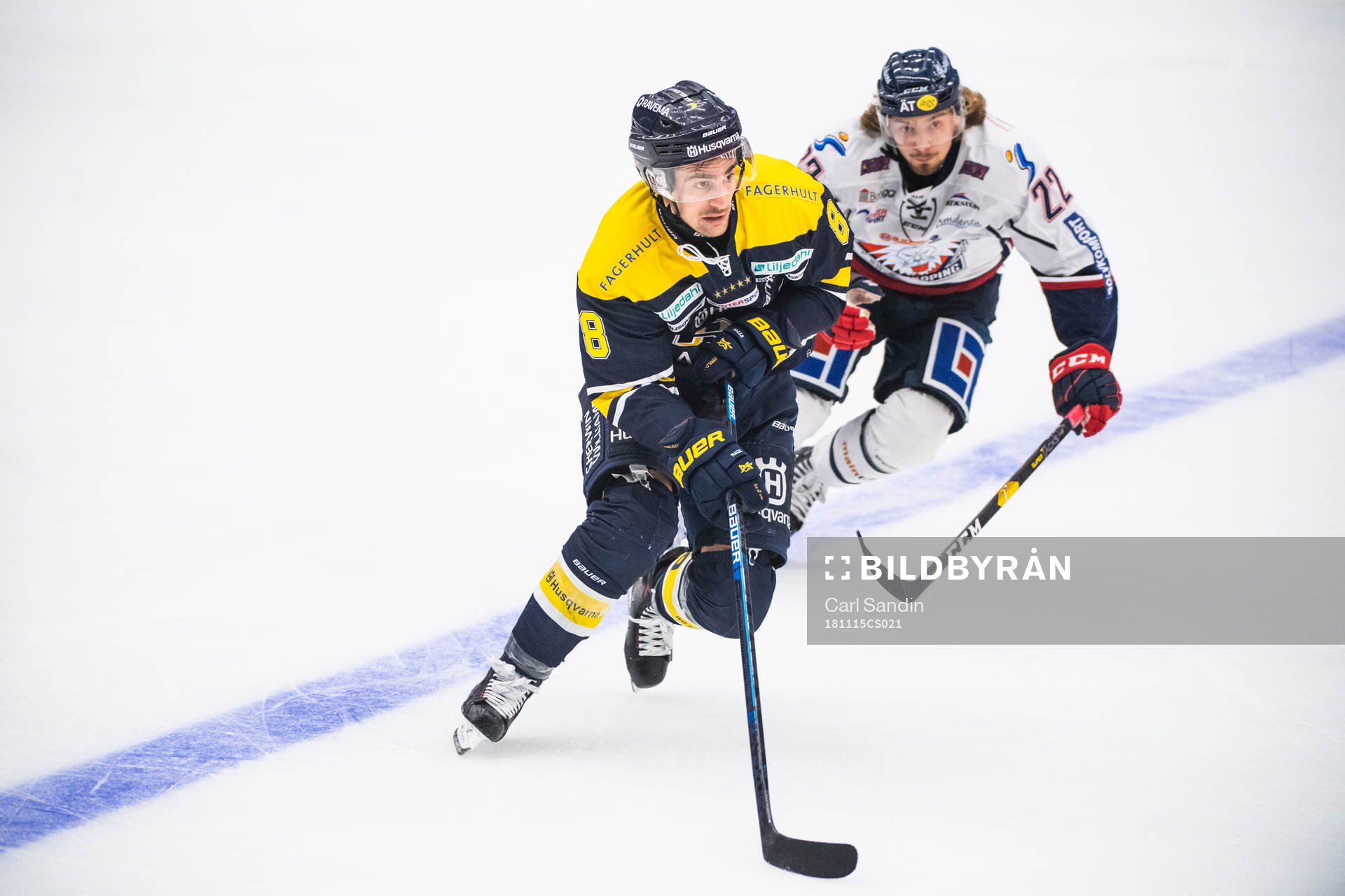 s Nils Andersson och Linköpings Adam Brodecki i kamp om