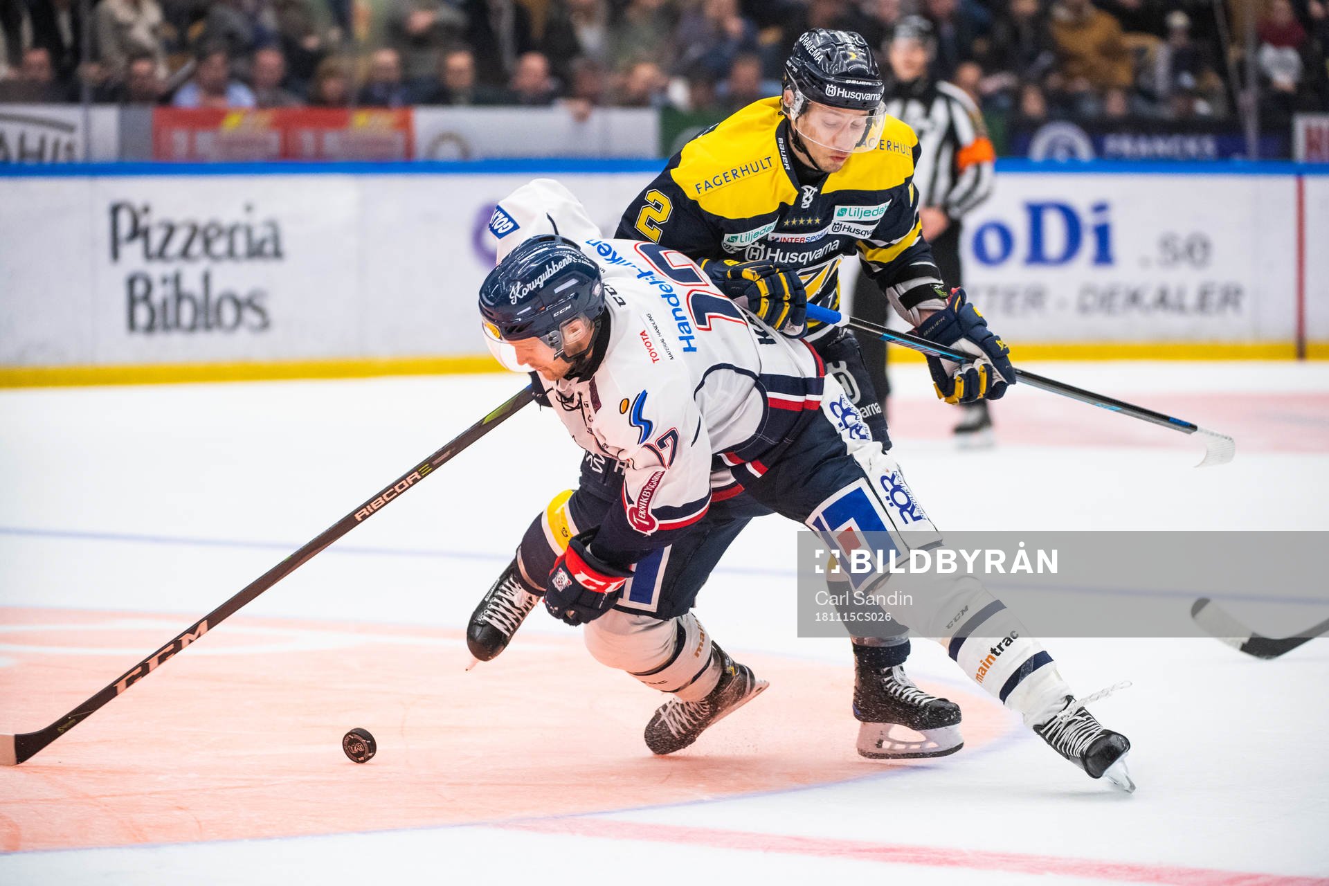 s Kristofer Berglund i kamp om pucken
