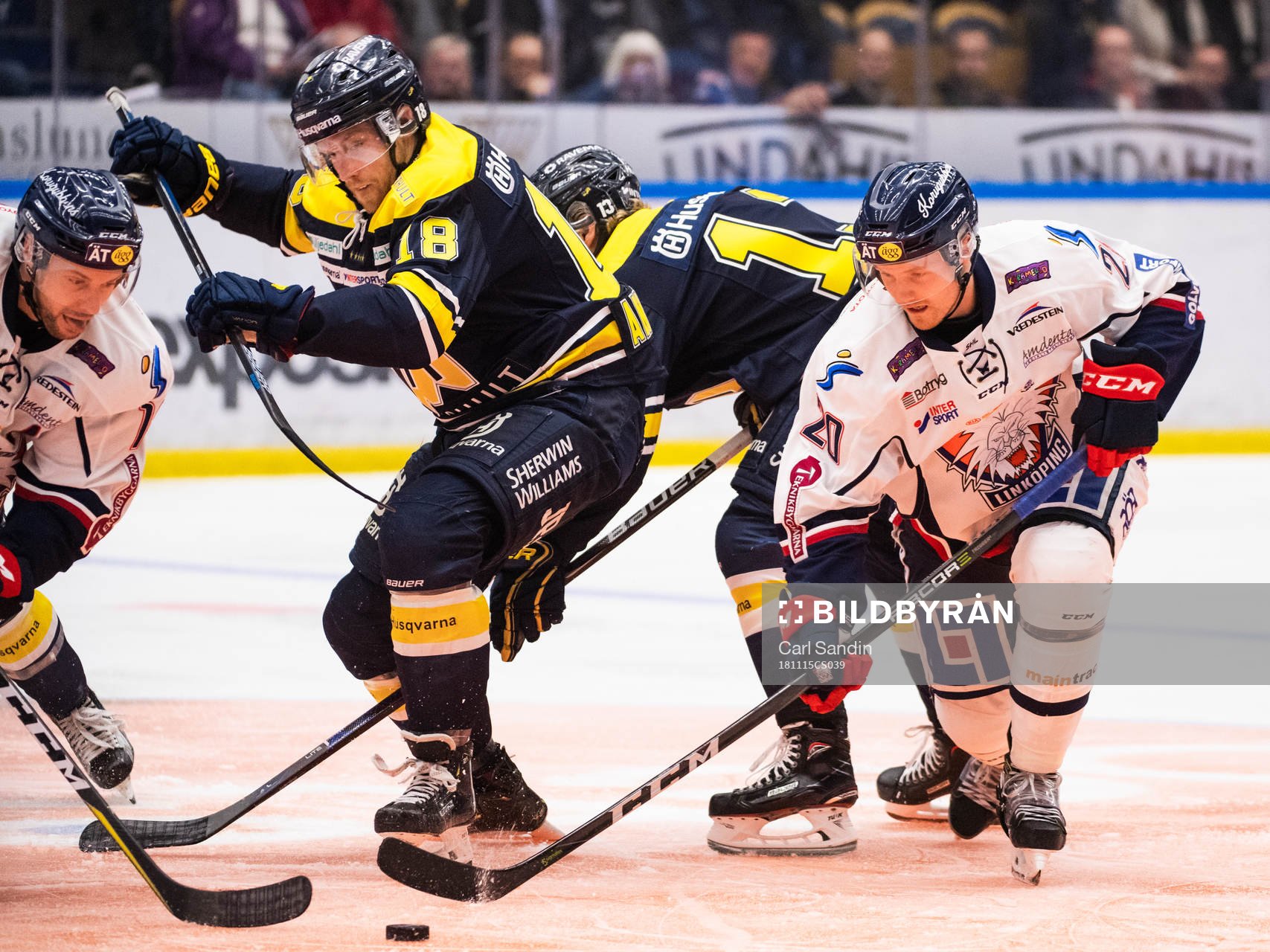 s Joakim Andersson och Linköpings Nick Sörensen i kamp om