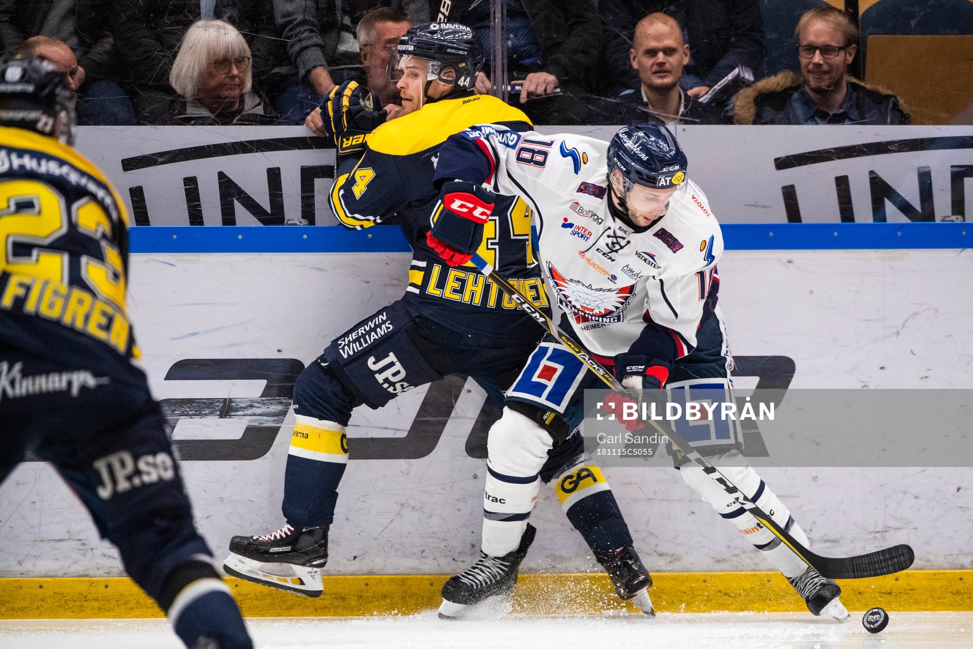 s Mikko Lehtonen och Linköpings James Wright i kamp om