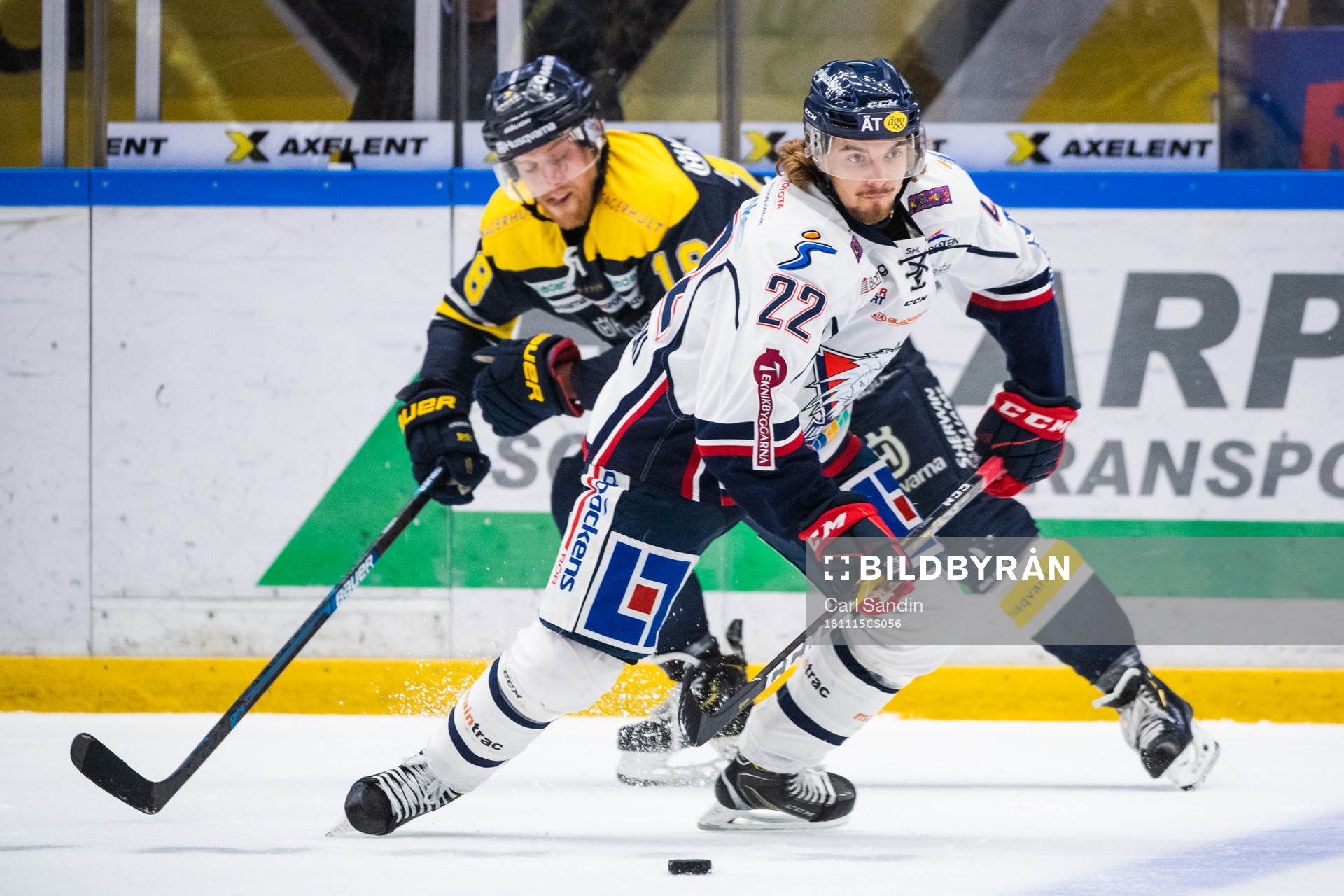 s Joakim Andersson och Linköpings Adam Brodecki i kamp om