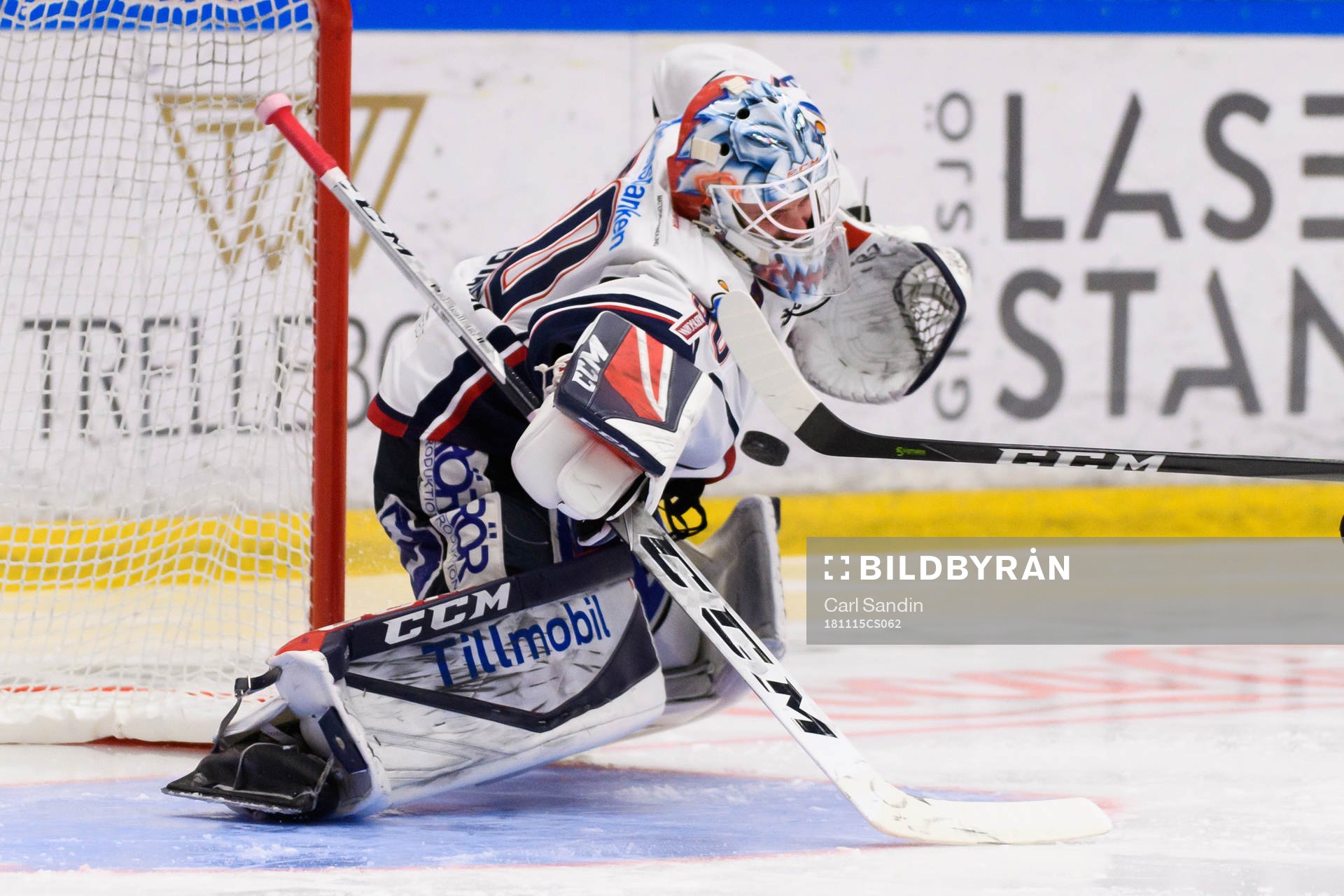 Linköpings målvakt Jonas Gustavsson räddar ett skott