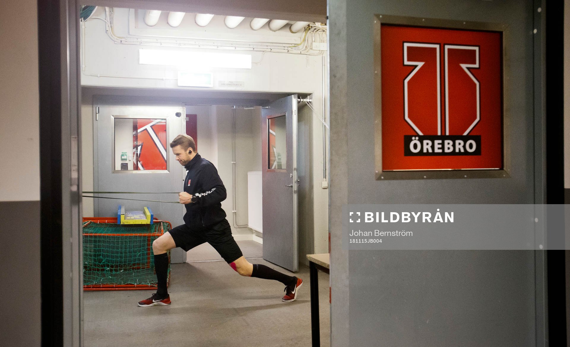 Örebros målvakt Eero Kilpeläinen värmer upp