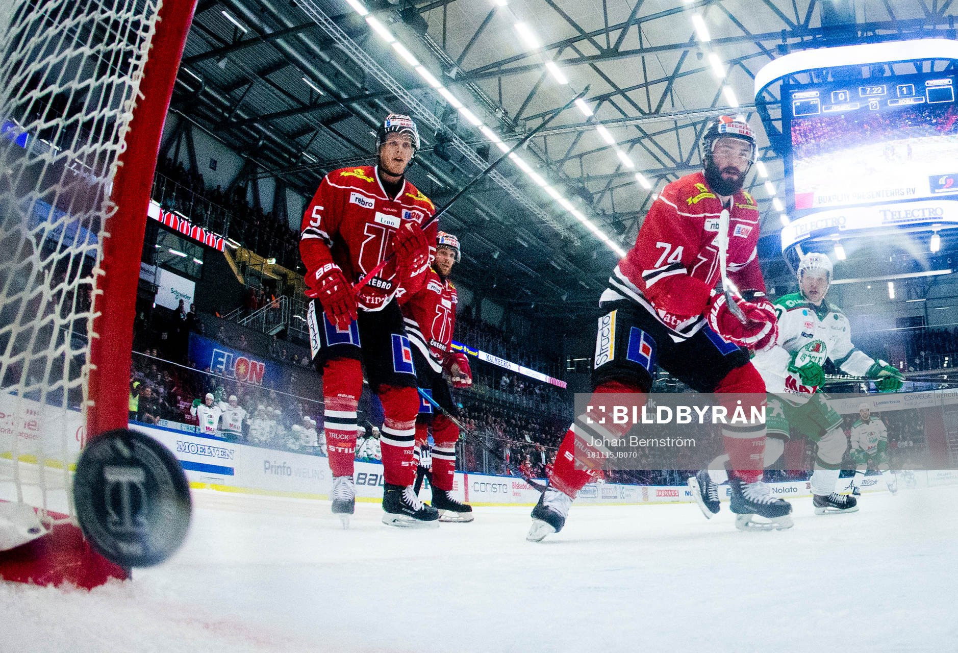 Örebros Gustav Backström och Nick Ebert ser 0-1 pucken
