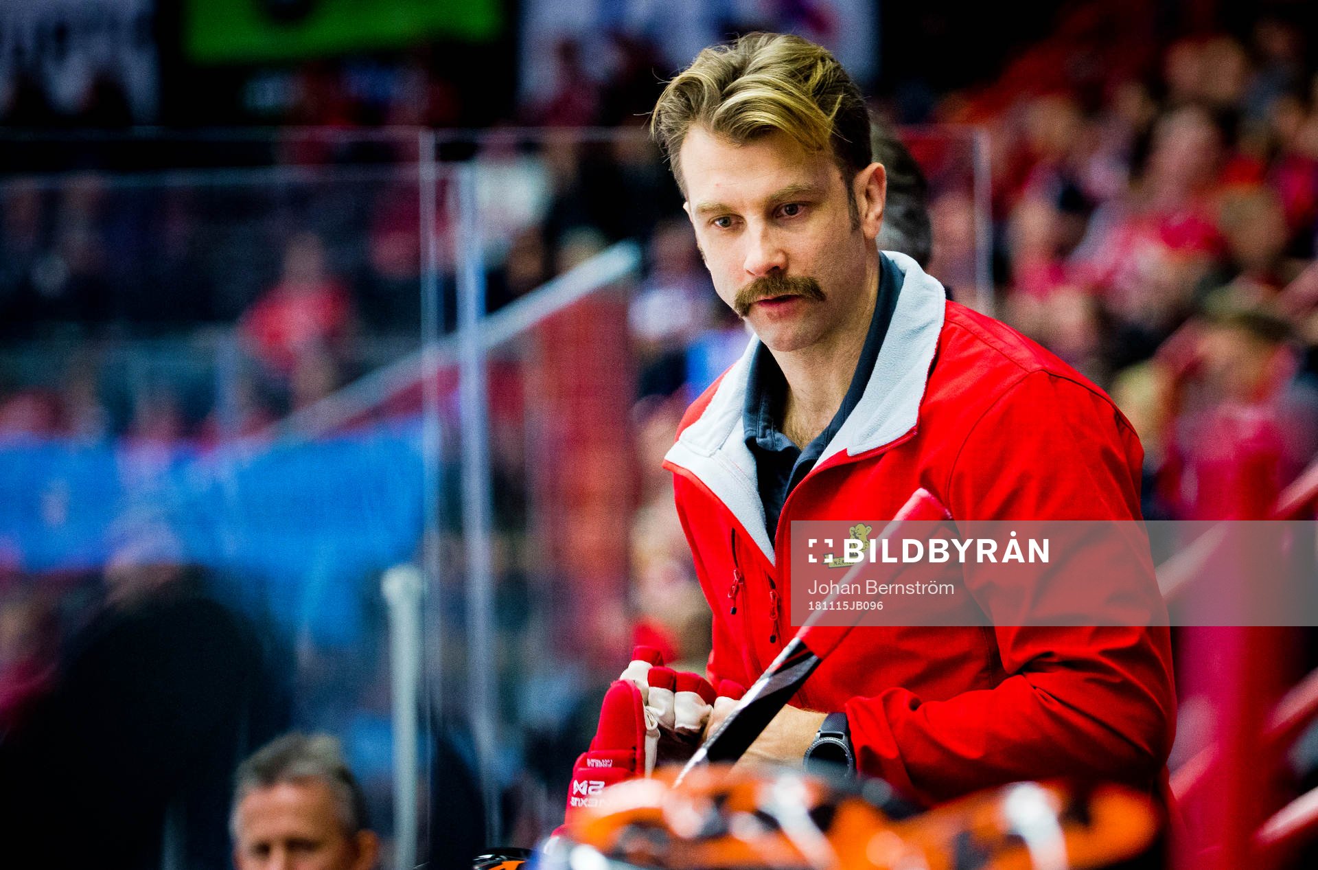 Örebros materialförvaltare Emil Kåberg med en Movember