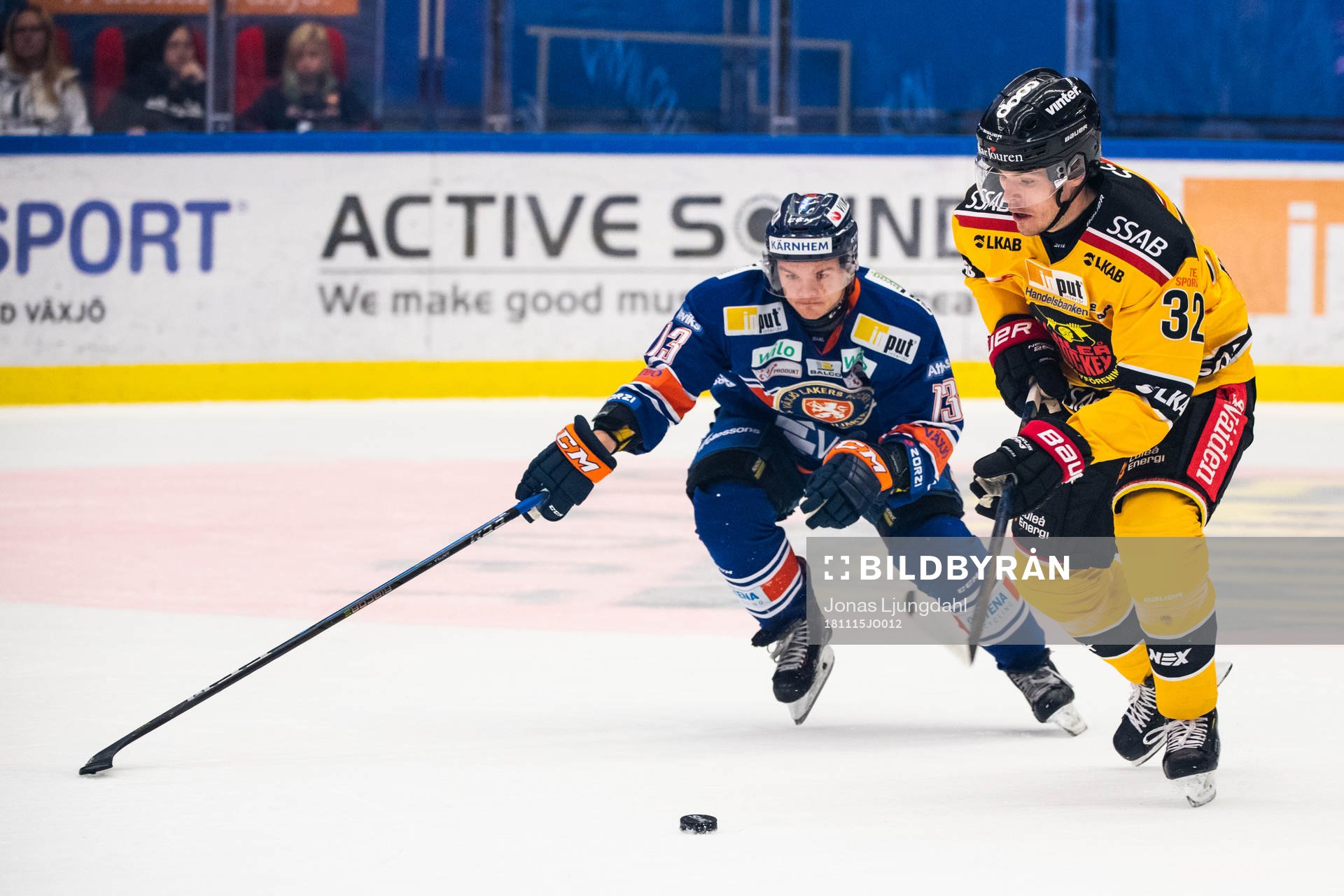 Växjös Julius Junttila och Luleås Oscar Engsund i kamp