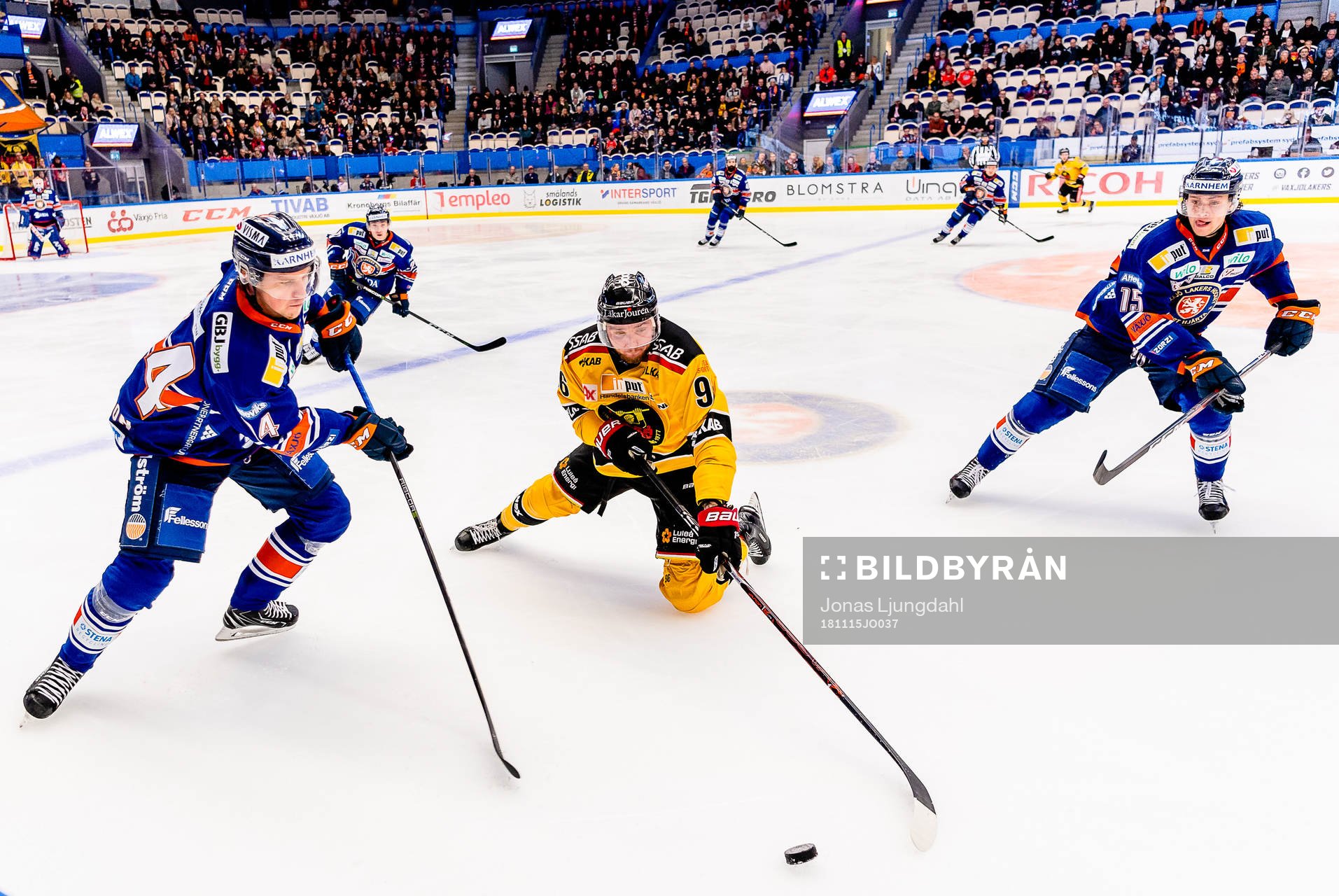 Luleås Robin Kovacs mellan Växjös Joel Persson och