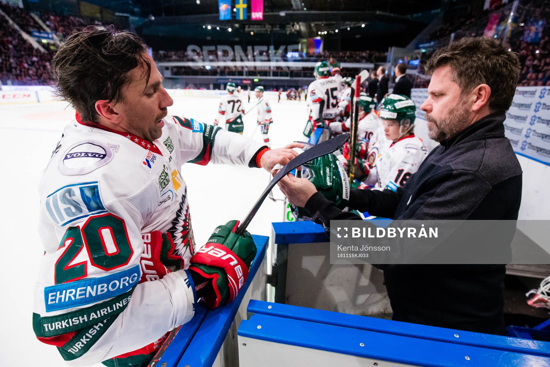 Frölundas Joel Lundqvist får sin hjälm lagad