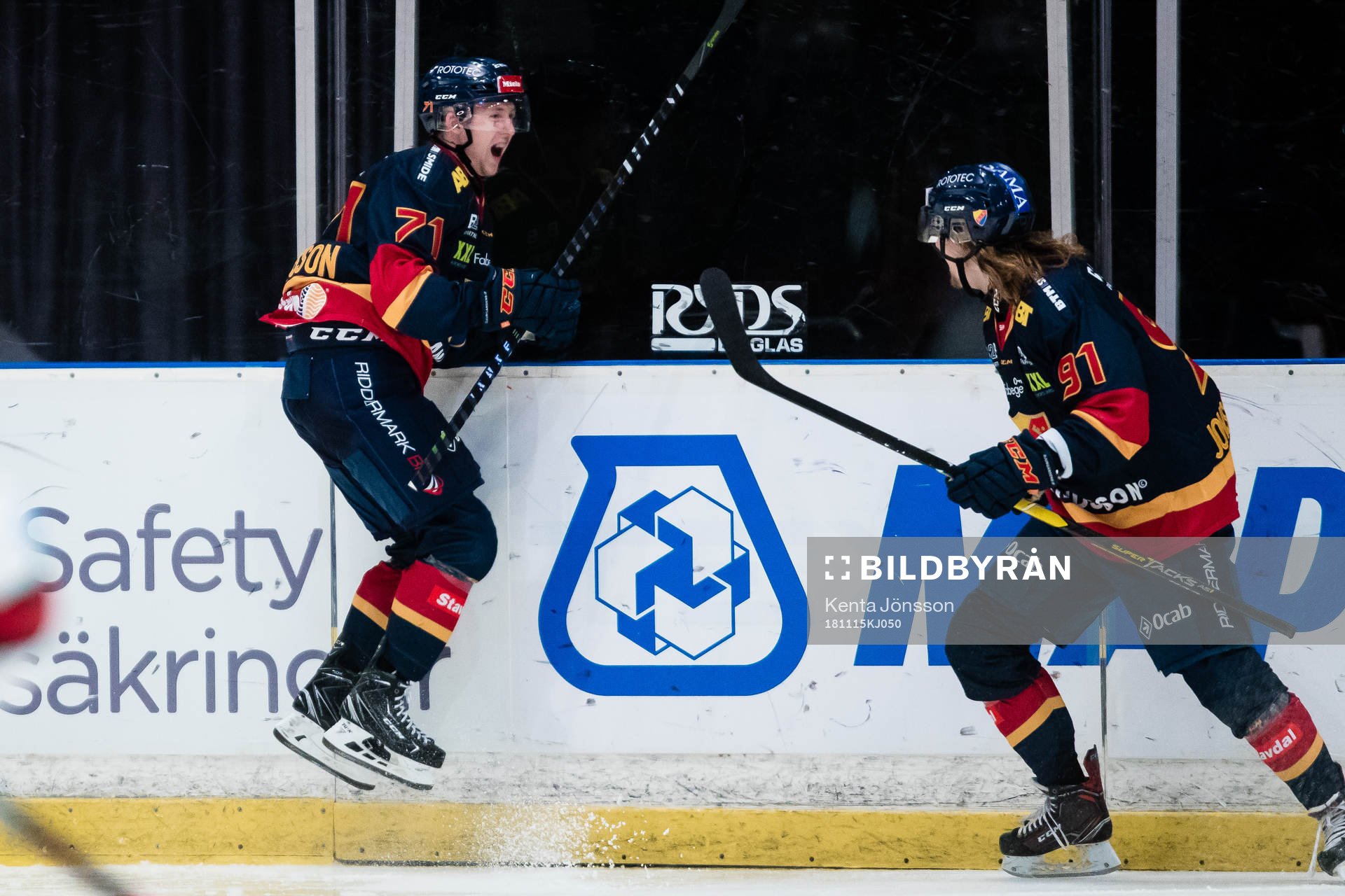 Djurgårdens Jonathan Davidsson jublar med Axel Jonsson