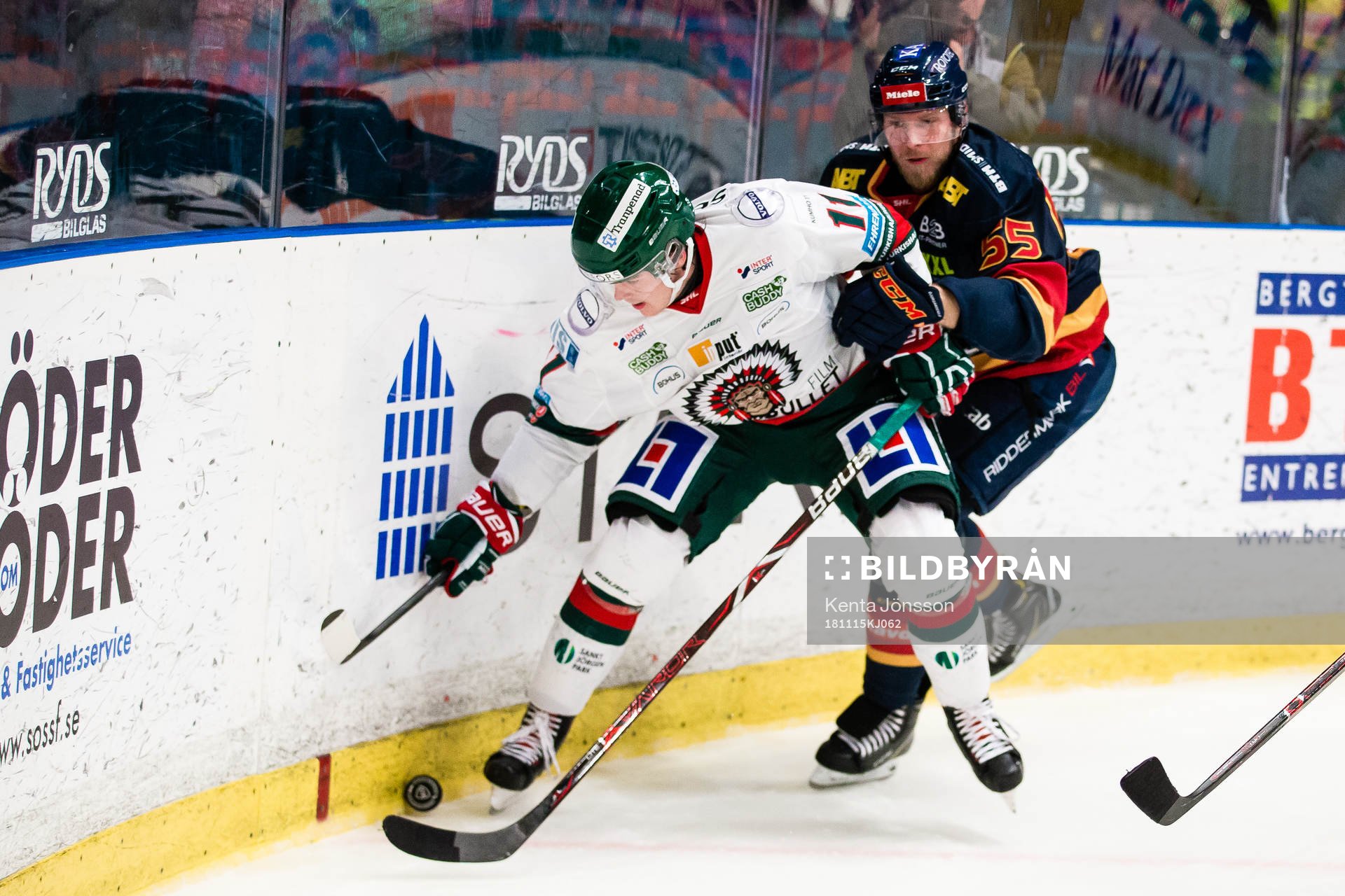 Frölundas Samuel Fagemo i kamp om pucken Djurgårdens