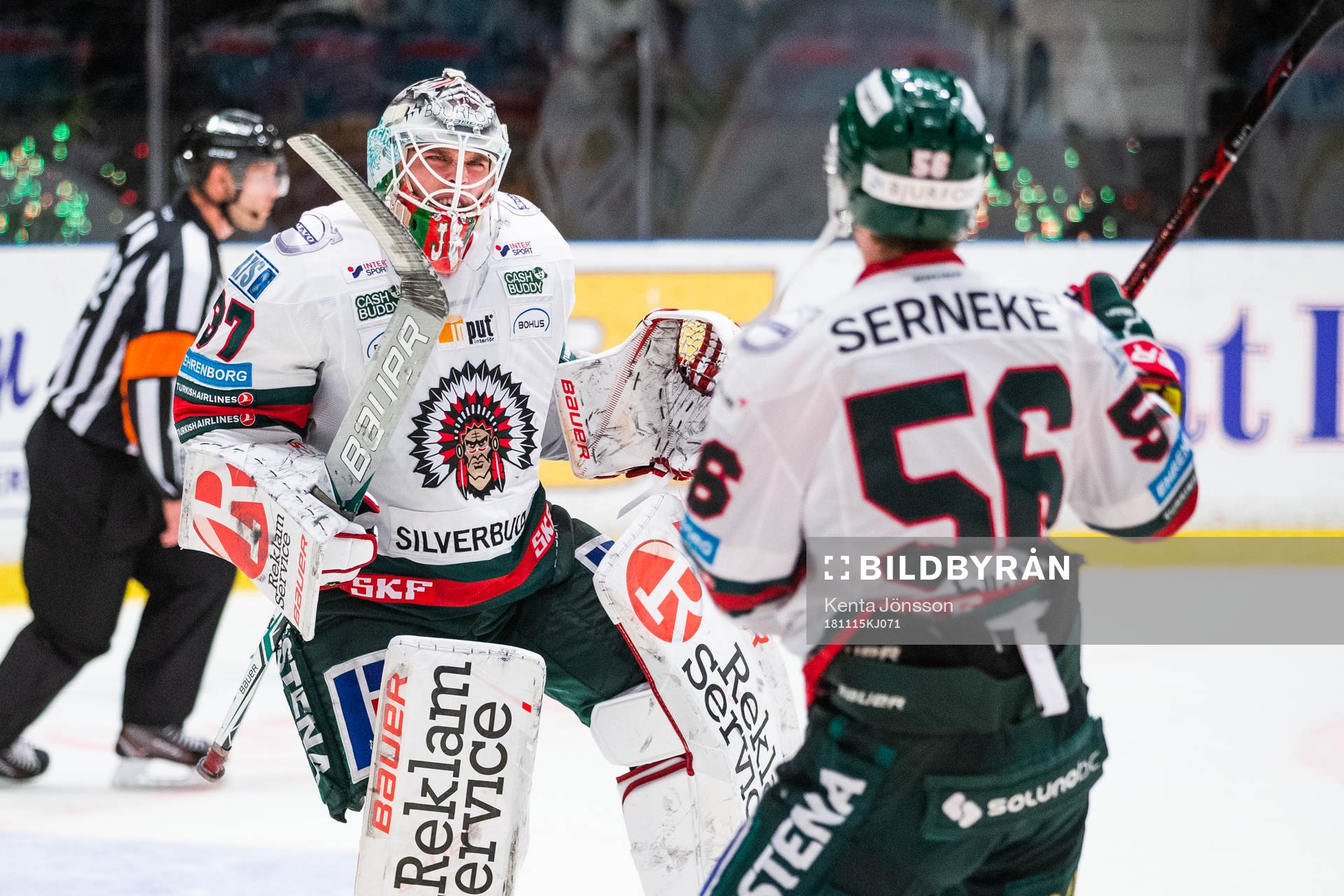 Frölundas målvakt Johan Gustafsson jublar