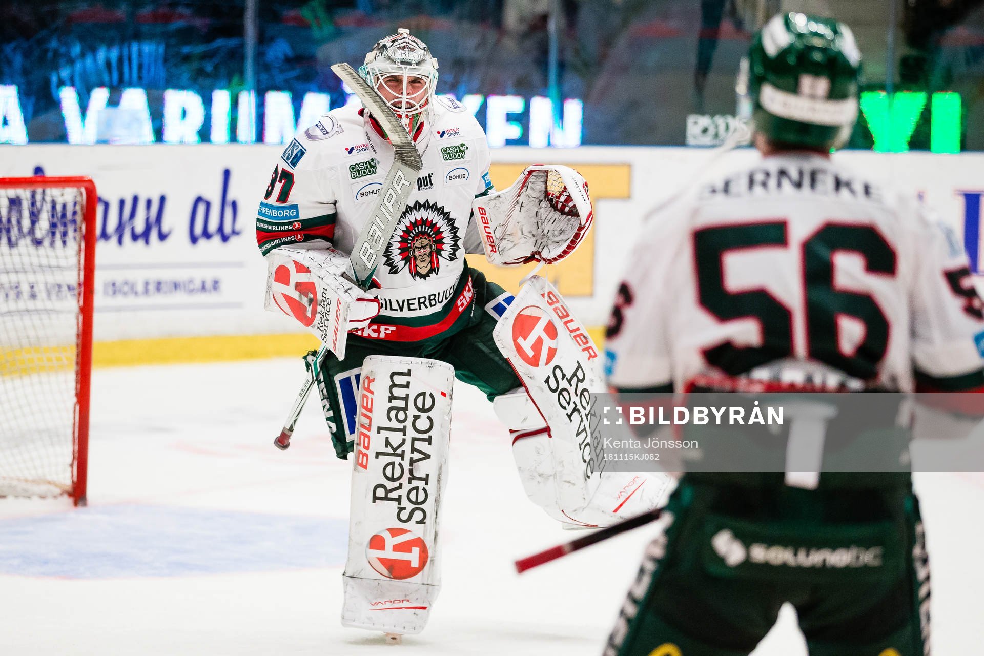 Frölundas målvakt Johan Gustafsson jublar