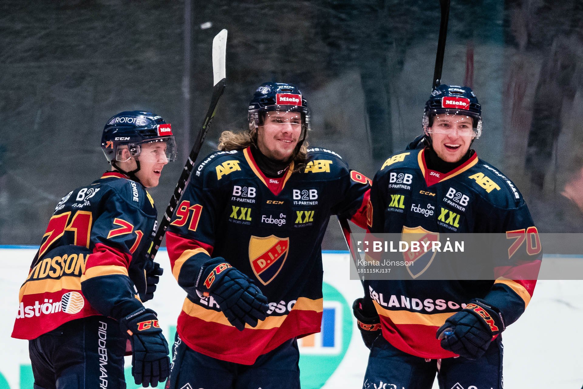 Djurgårdens Jonathan Davidsson (v) jublar med Axel Jonsson