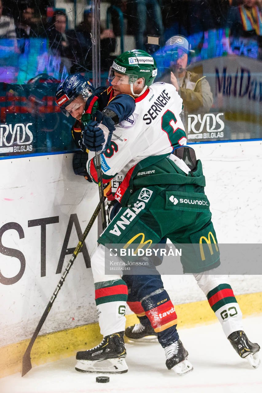 Frölundas Kristoffer Gunnarsson tacklar Djurgårdens