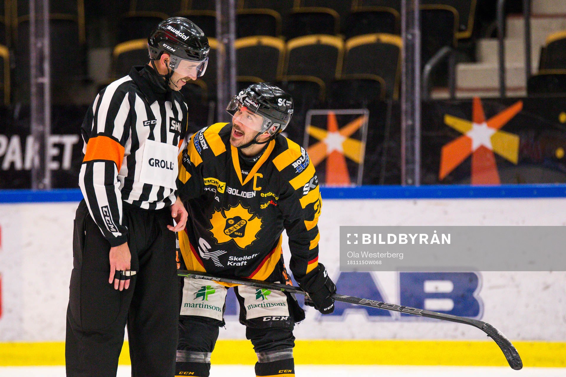 Skellefteås Jimmie Ericsson pratar med domare Linus Öhlund
