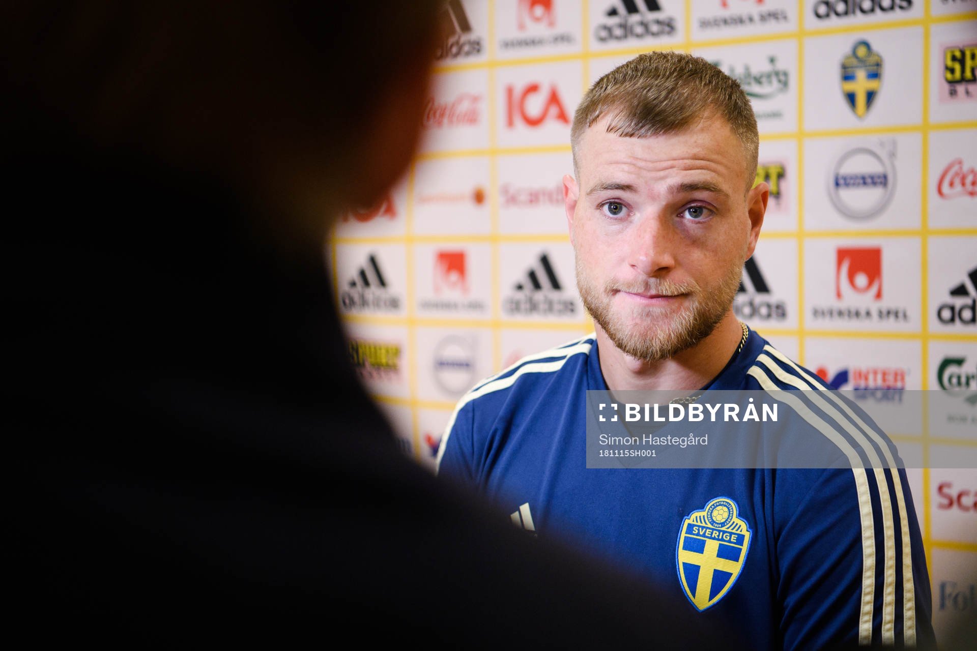 John Guidetti i mixed zone efter en träning med Sveriges fotbollslandslag den 15 november 2018 i Stockholm..