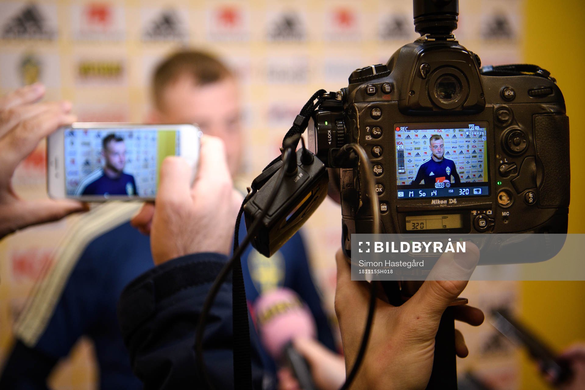 John Guidetti intervjuas av media i mixed zone efter en träning med Sveriges fotbollslandslag den 15 november 2018 i Stockholm..