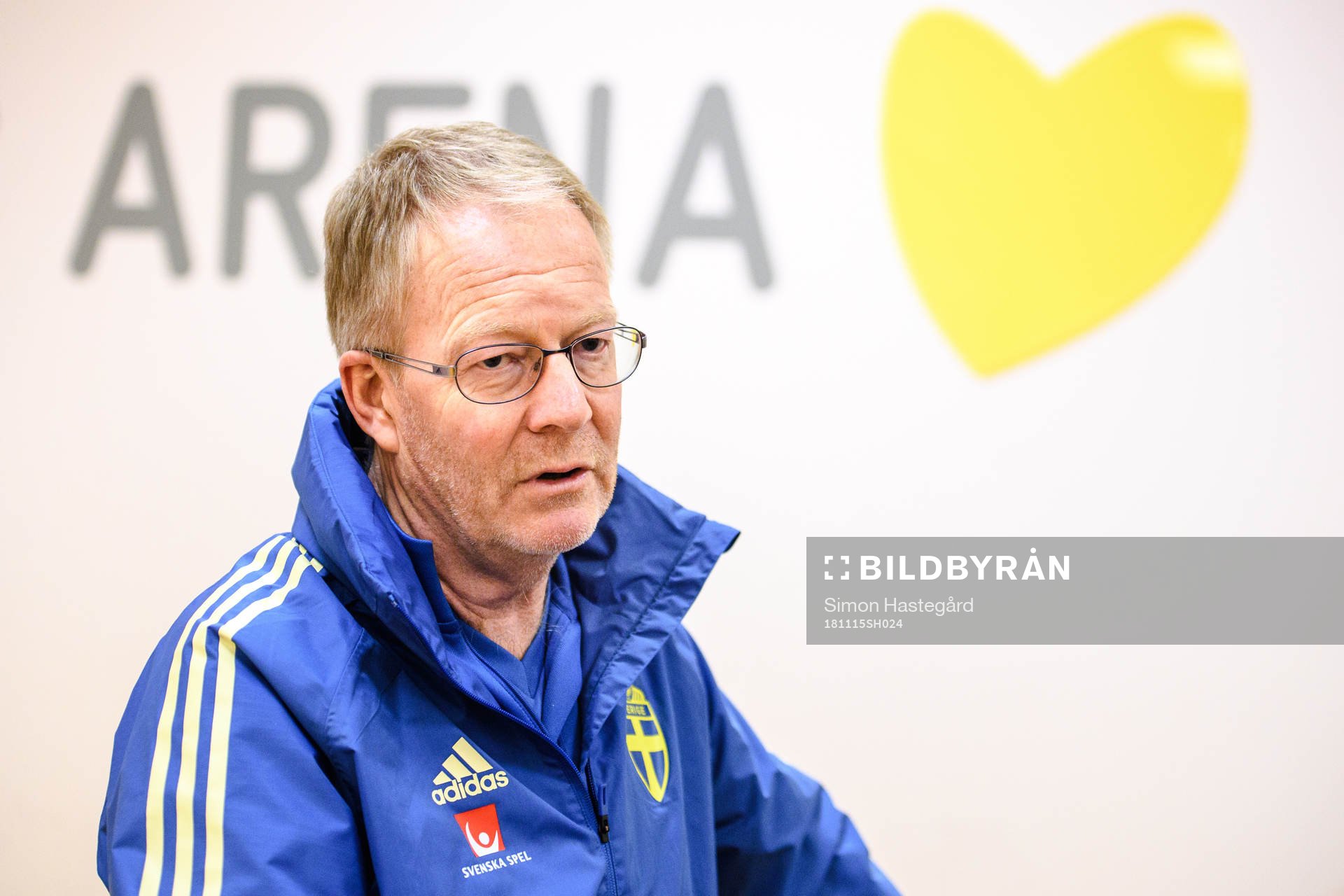 Scout Lars Jacobsson i mixed zone