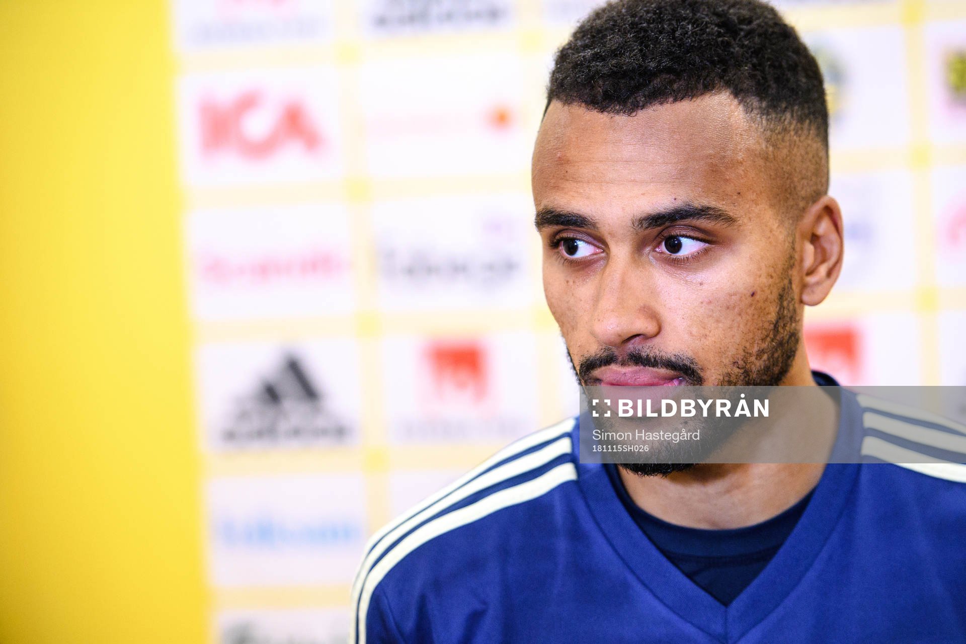 Isaac Kiese Thelin i mixed zone efter en träning med Sveriges fotbollslandslag den 15 november 2018 i Stockholm..