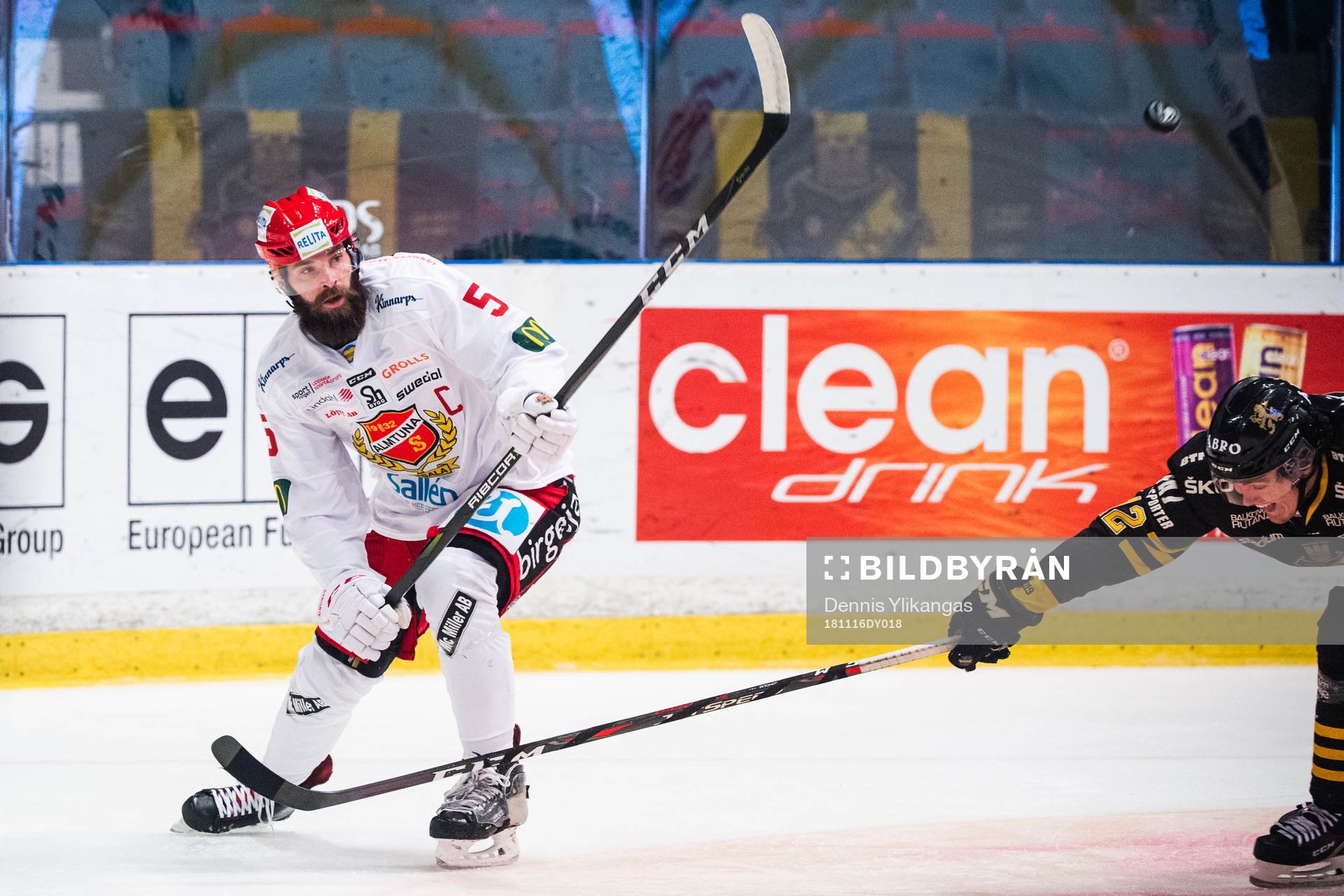 s Max Lindholm i kamp om pucken