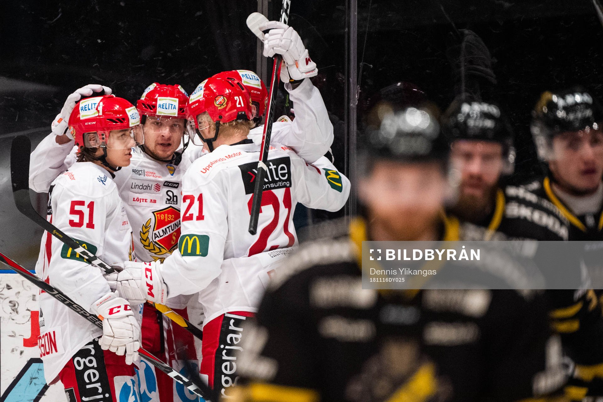 Almtunas Tobias Liljendahl jublar med lagkamrater