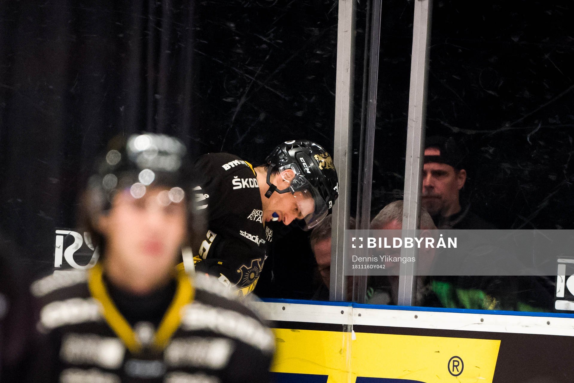s Eric Castonguay lämnar matchen