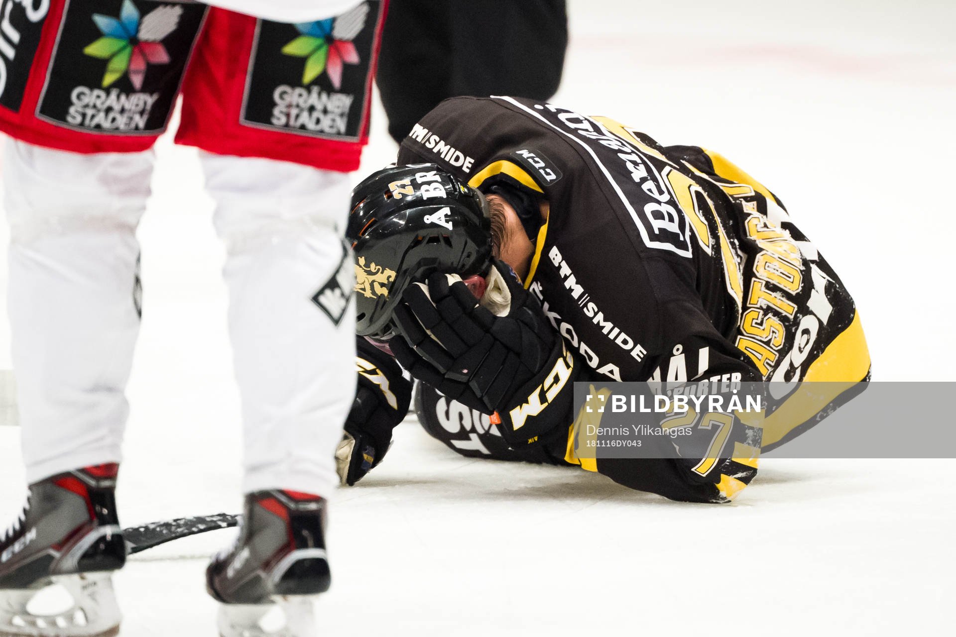 s Eric Castonguay har ont och lämnar sedan matchen