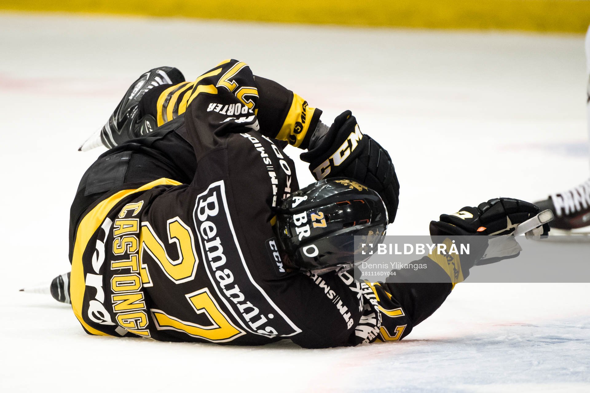 s Eric Castonguay har ont och lämnar sedan matchen