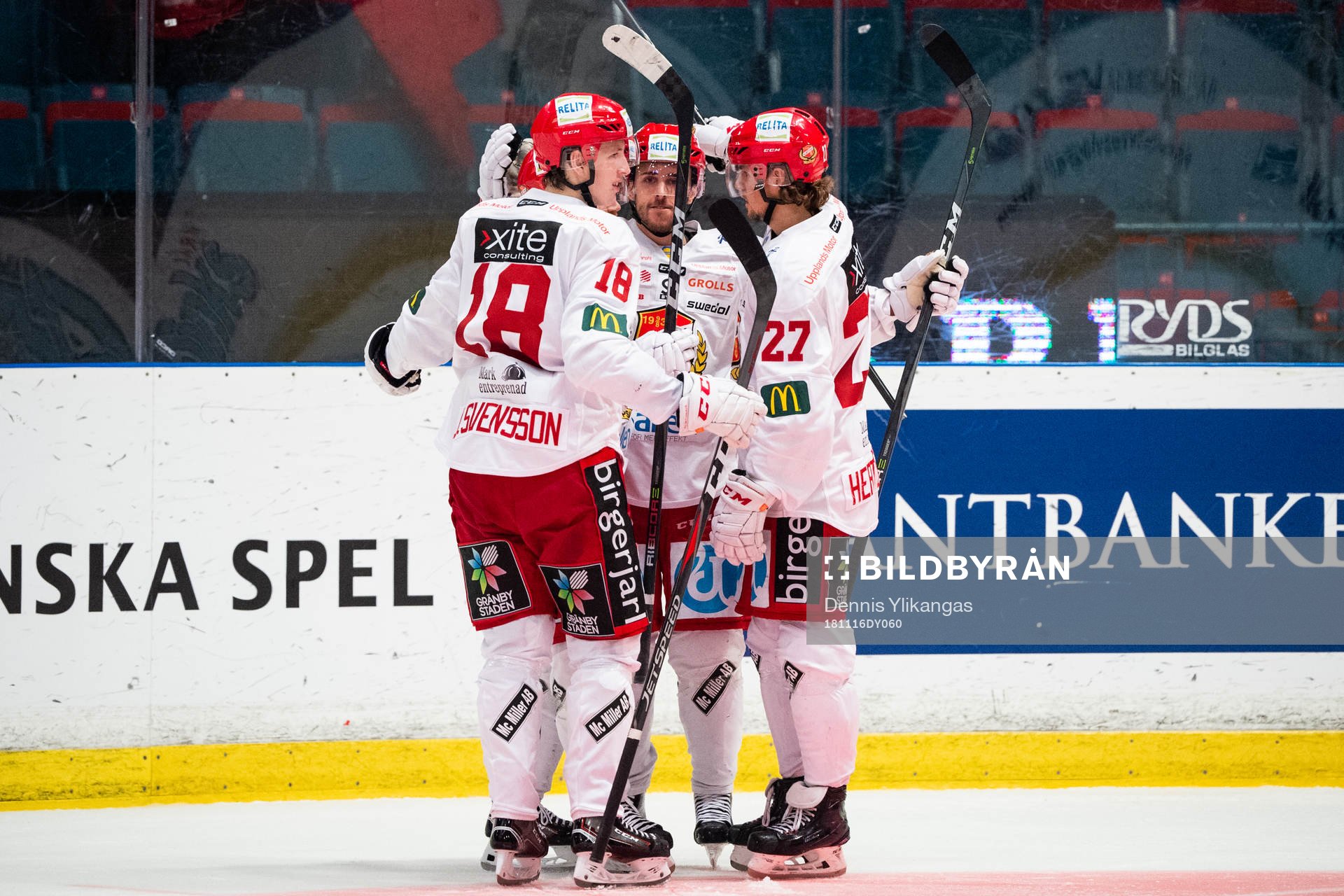 Almtunas Victor Rollin-Carlsson jublar med lagkamrater
