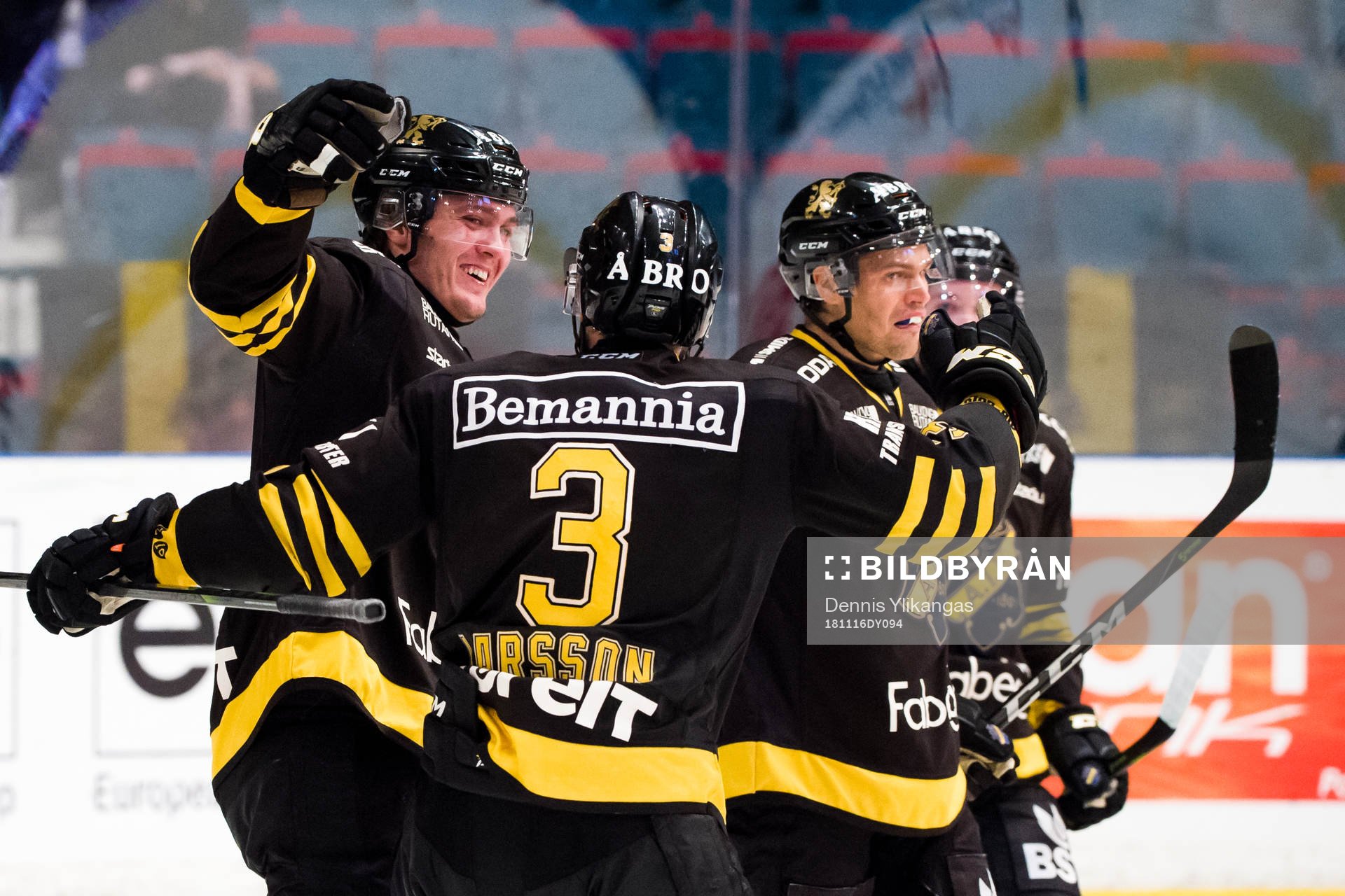 s Max Lindholm jublar med Eric Castonguay och Johan Larsson