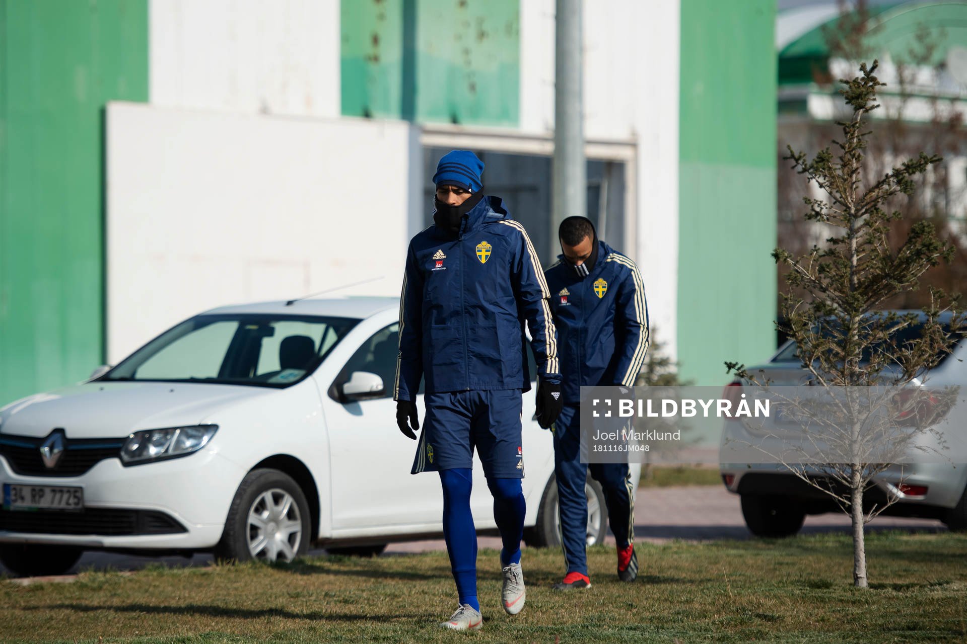 Isaac Kiese Thelin and Robin Quaison of Sweden