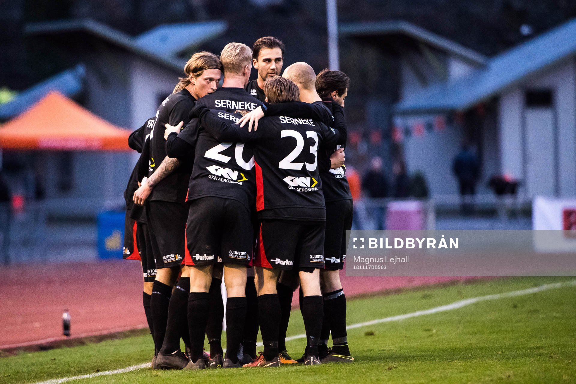 Trollhättan jublar efter att Trollhättans Pelle Ödlund gjort 2-2 under fotbollsmatchen i kvalet till Div 1 Södra mellan Karlskrona och Trollhättan den 17 november 2018 i Karlskrona.