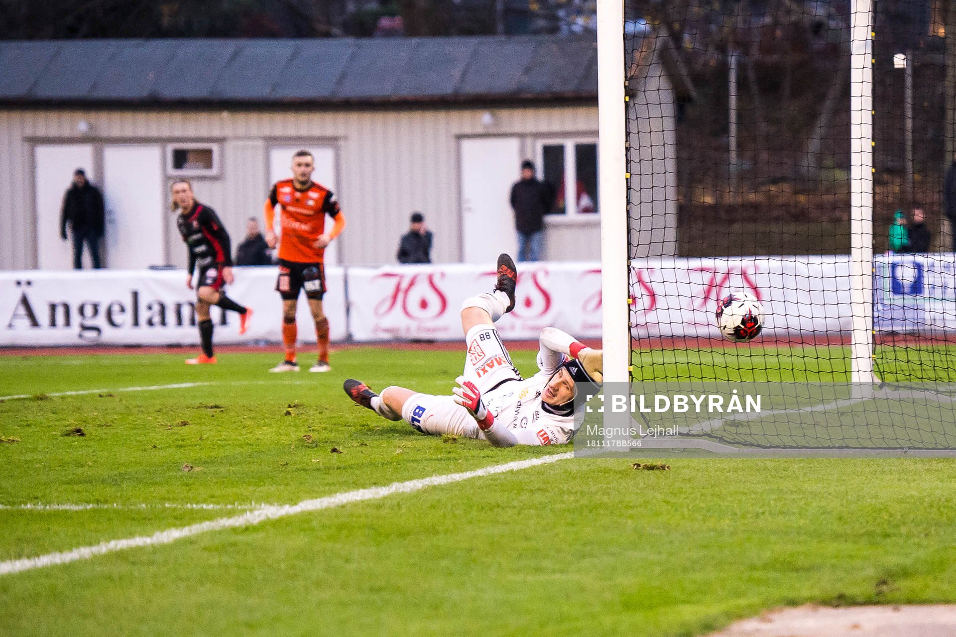 Karlskronas målvakt Sebastian Halle  släpper in 2-2 av