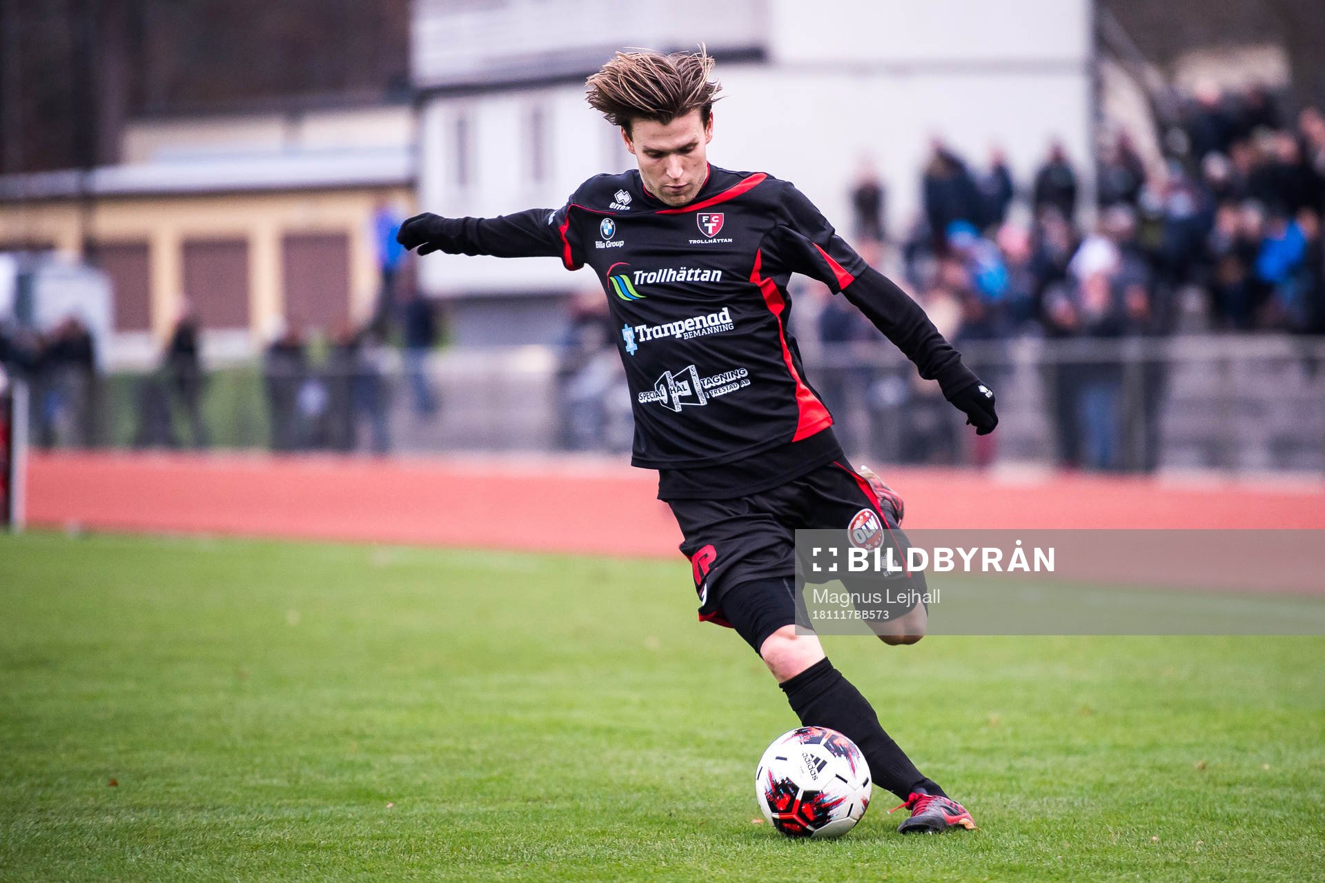 Trollhättans Johan Lundgren under fotbollsmatchen i kvalet till Div 1 Södra mellan Karlskrona och Trollhättan den 17 november 2018 i Karlskrona.