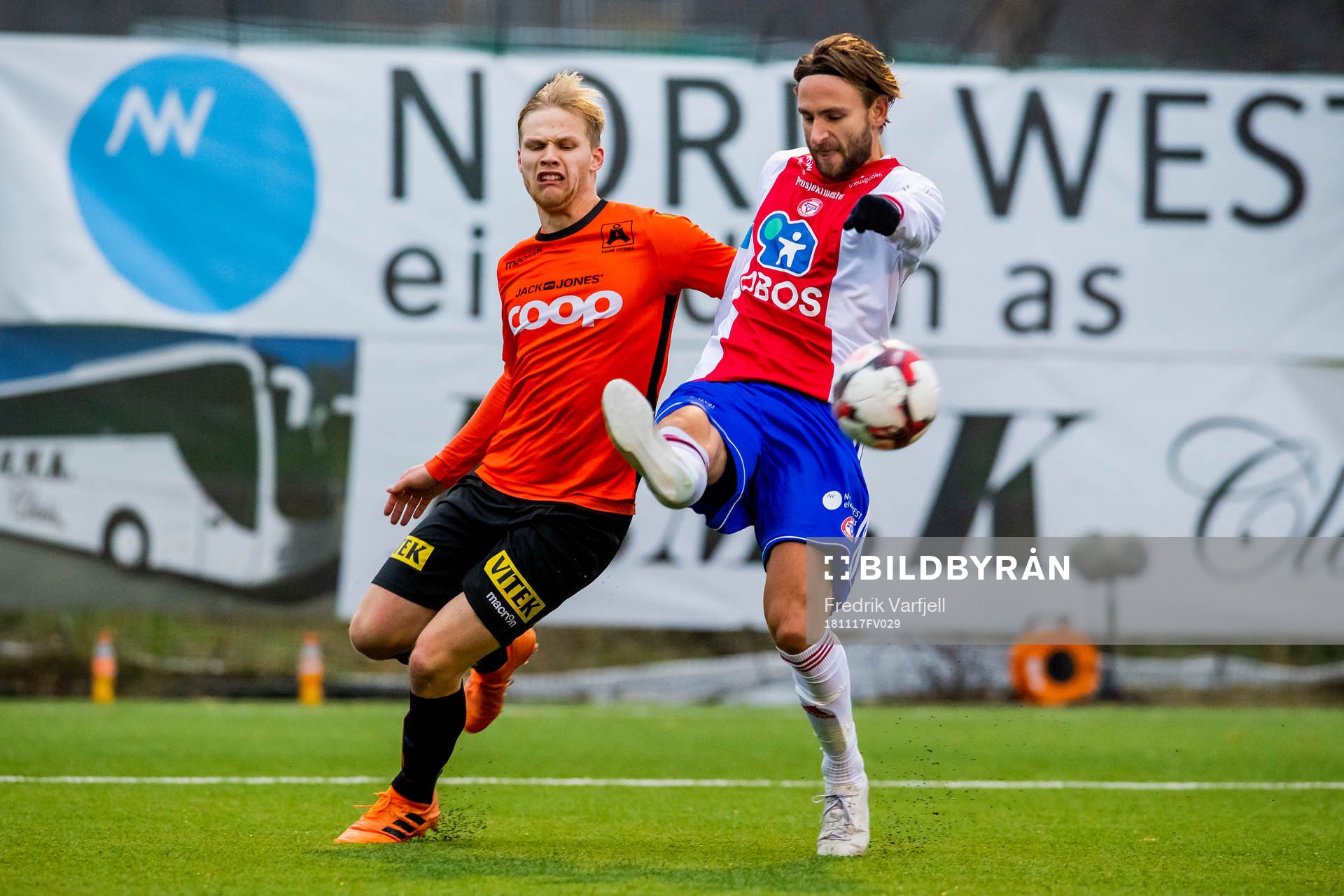 Håkon Lorentzen of Åsane and Jørgen Hammer of KFUM