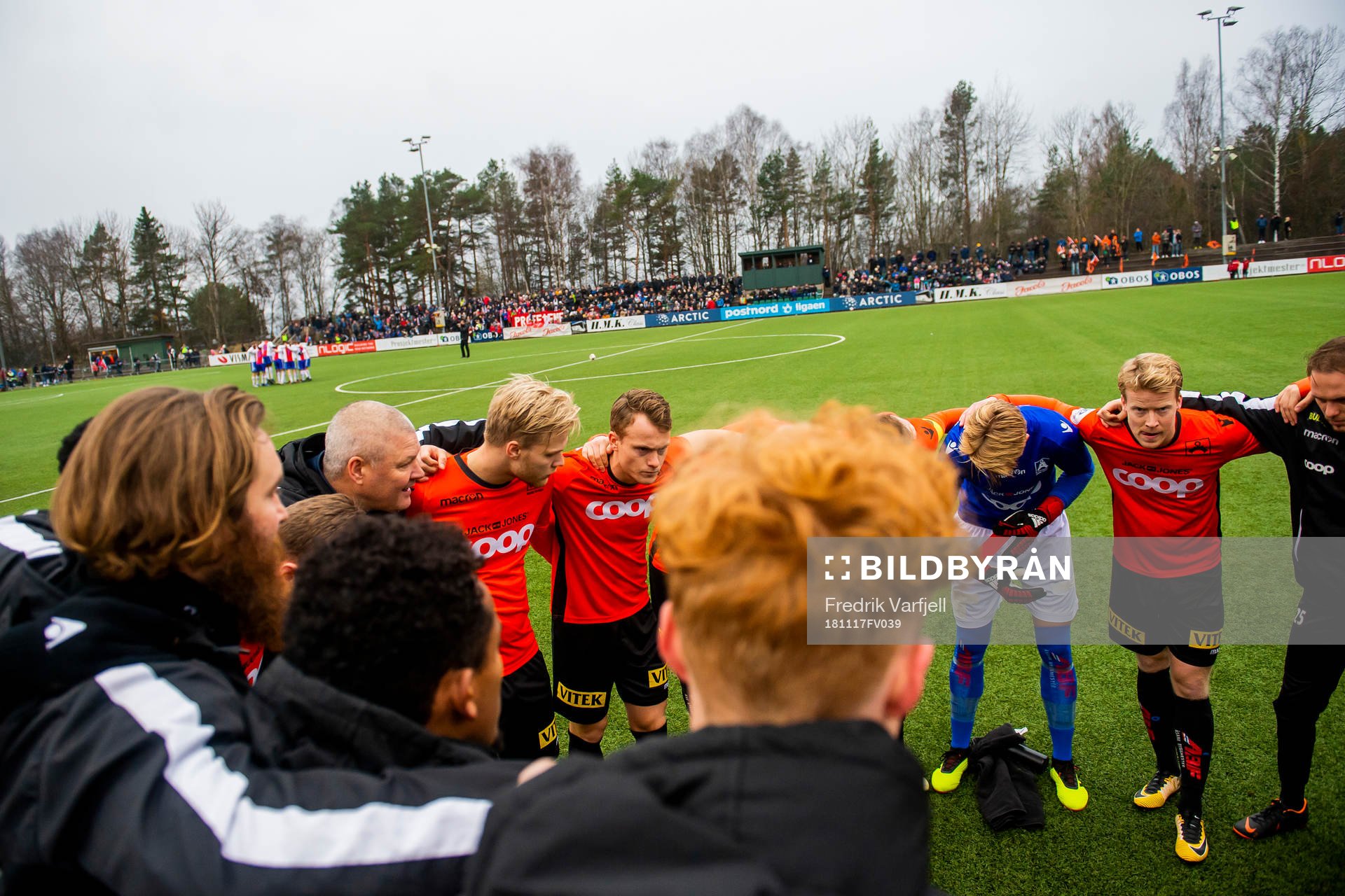 Mons Ivar Mjelde, head coach of Åsane, and the players of