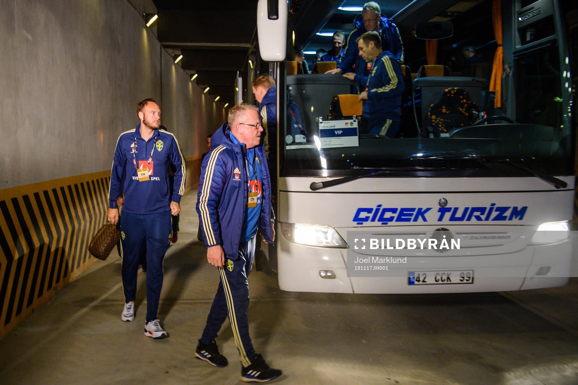 Andreas Granqvist and head coach Janne Andersson of Sweden