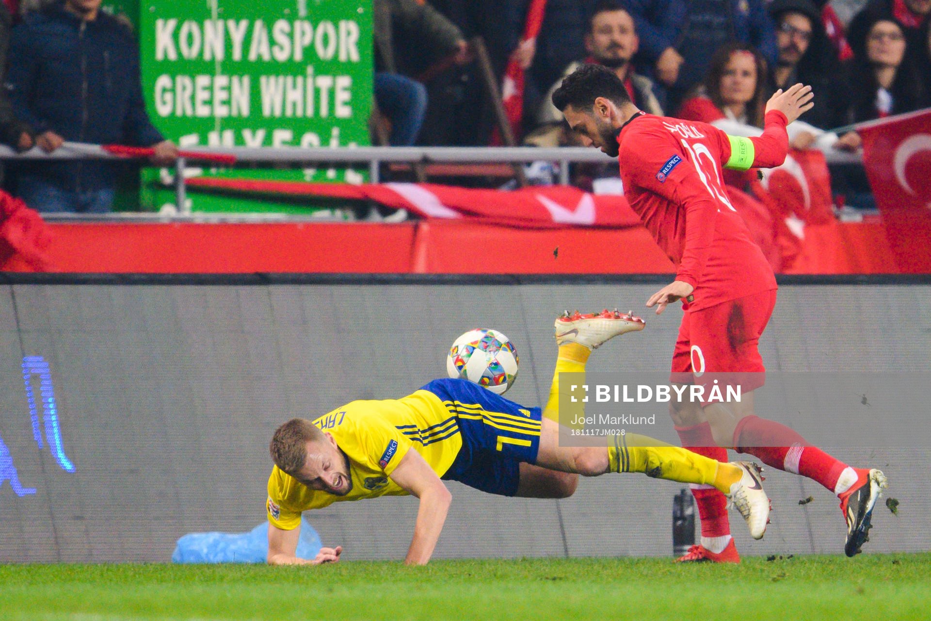 Sebastian Larsson of Sweden and Hakan Calhanoglu of Turkey during the Nations League football match between Turkey and Sweden on November 17, 2018 in Konya.