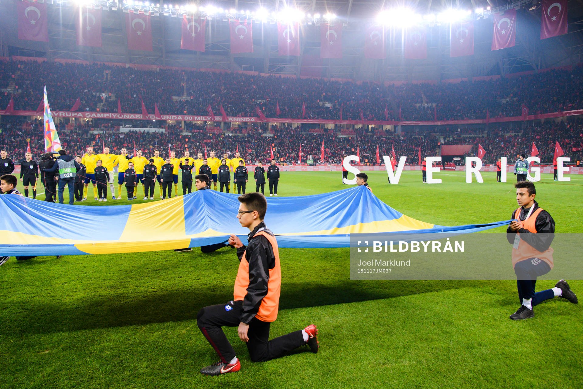 The Swedish flag in front of players of Sweden