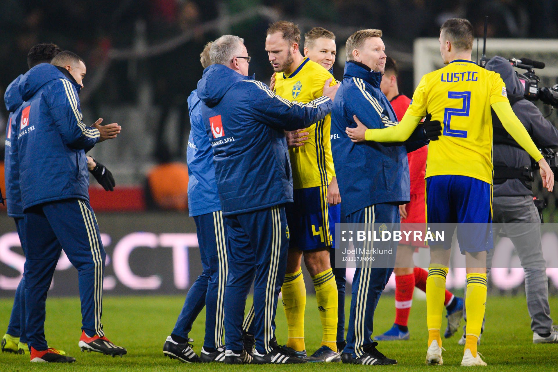 Head coach Janne Andersson and Andreas Granqvist of Sweden celebrates after the Nations League football match between Turkey and Sweden on November 17, 2018 in Konya.