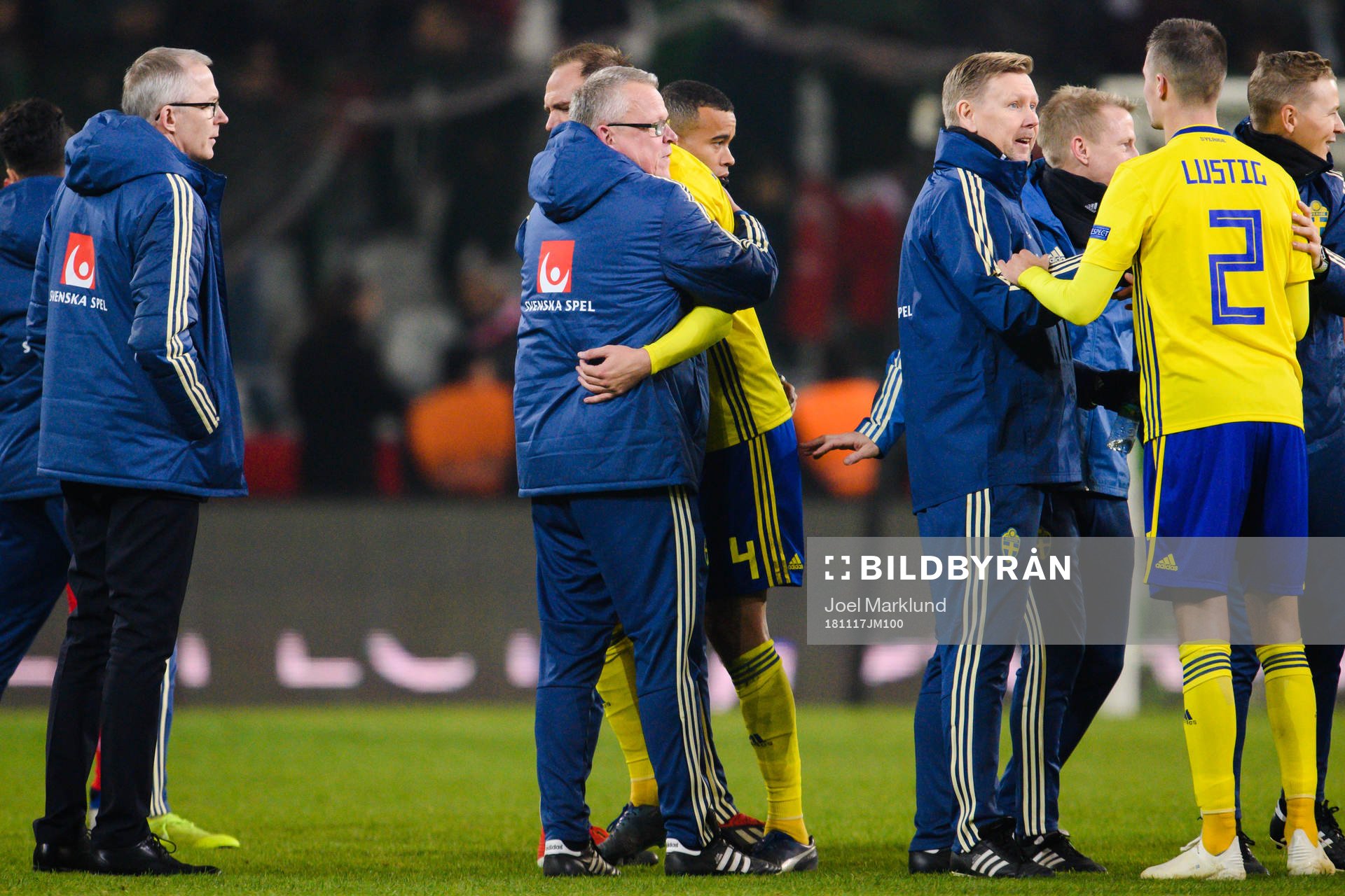 Head coach Janne Andersson and Andreas Granqvist of Sweden celebrates after the Nations League football match between Turkey and Sweden on November 17, 2018 in Konya.