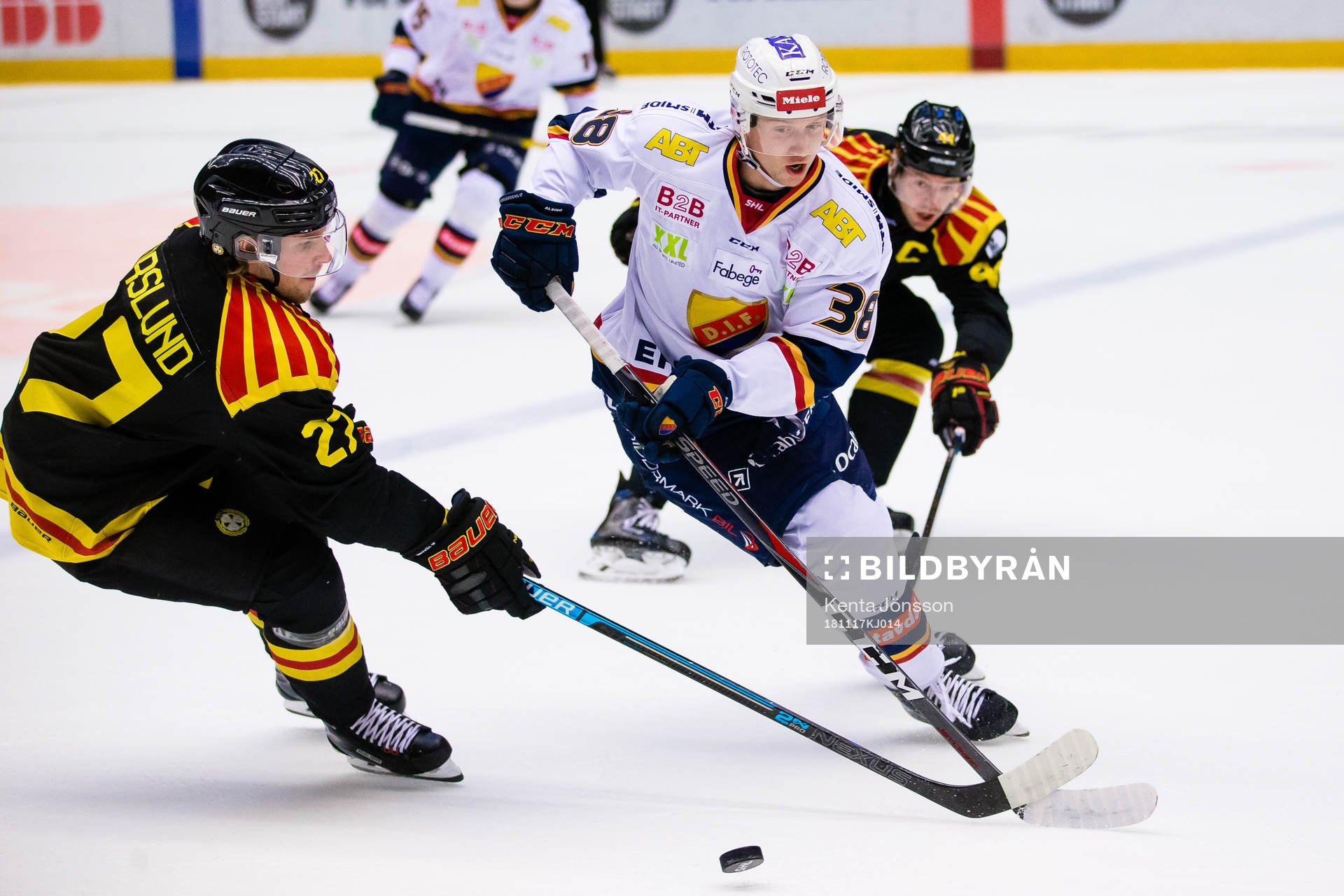 Djurgårdens Albin Lundin  i kamp om pucken Brynäs Emil