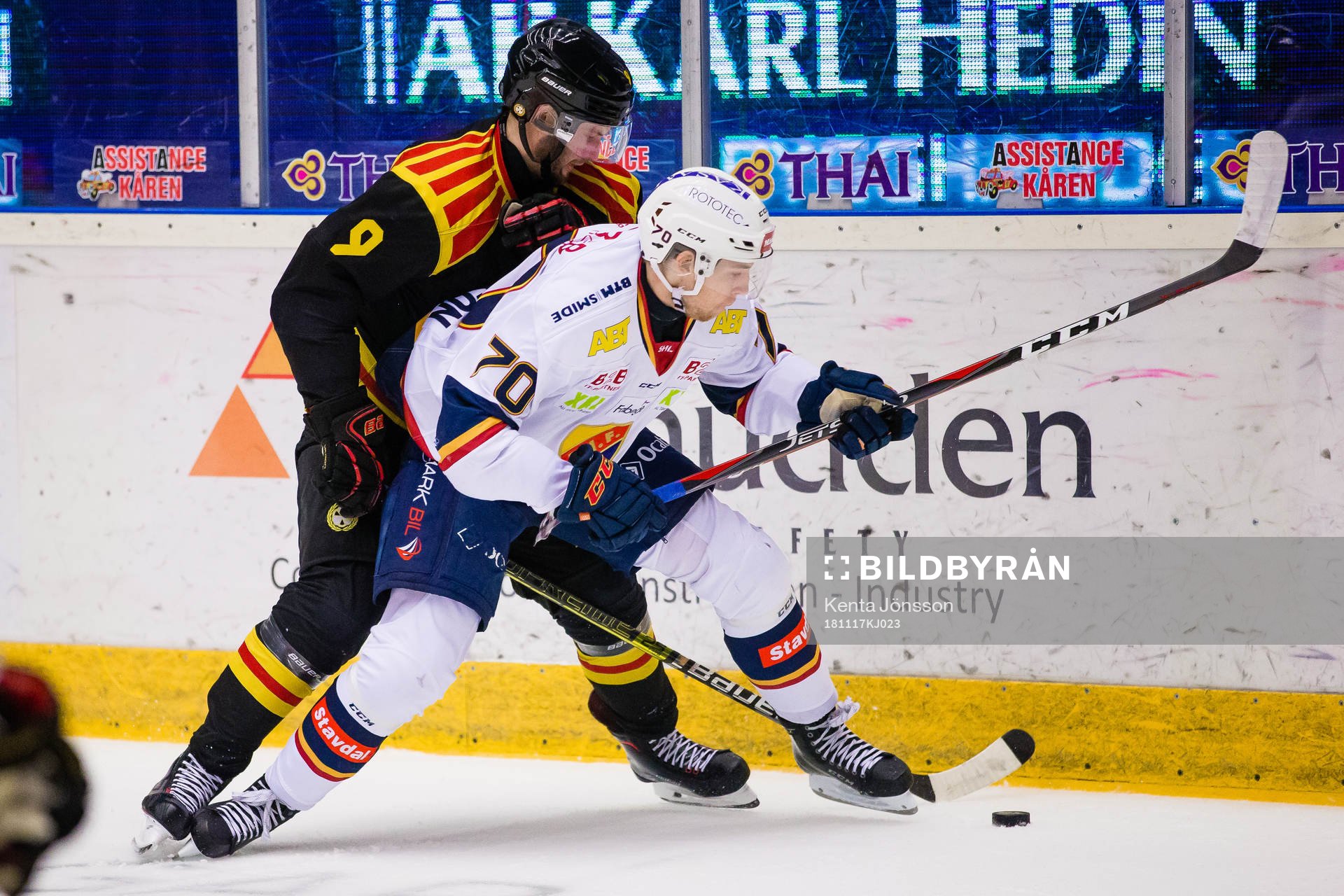 Djurgårdens Marcus Davidsson i kamp om pucken Brynäs